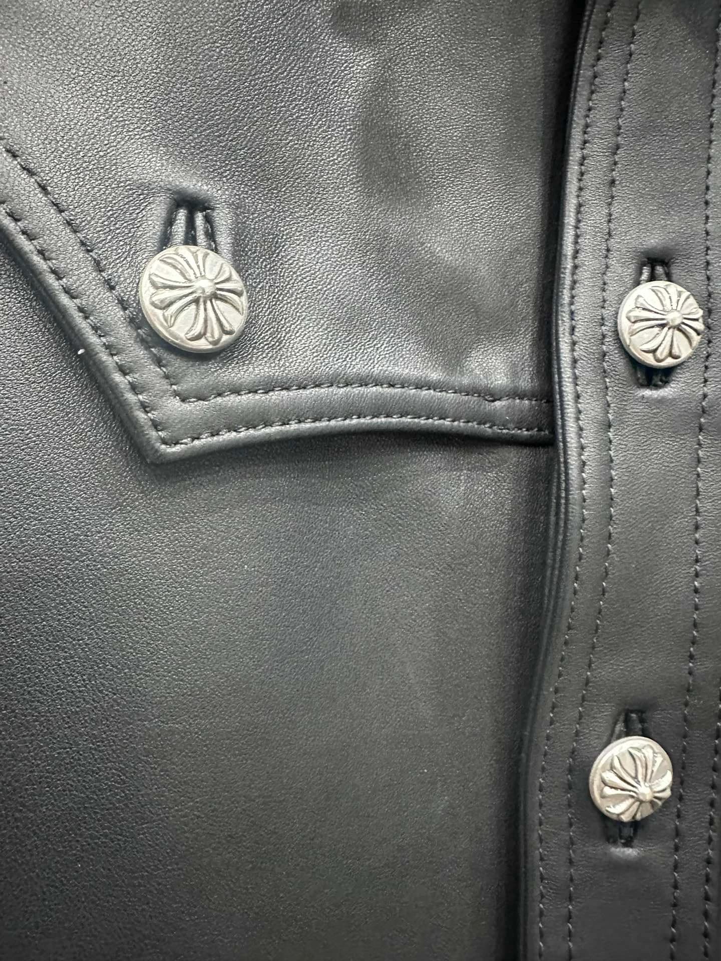 Деталь металлической кнопки с фирменным тиснением Chrome Hearts