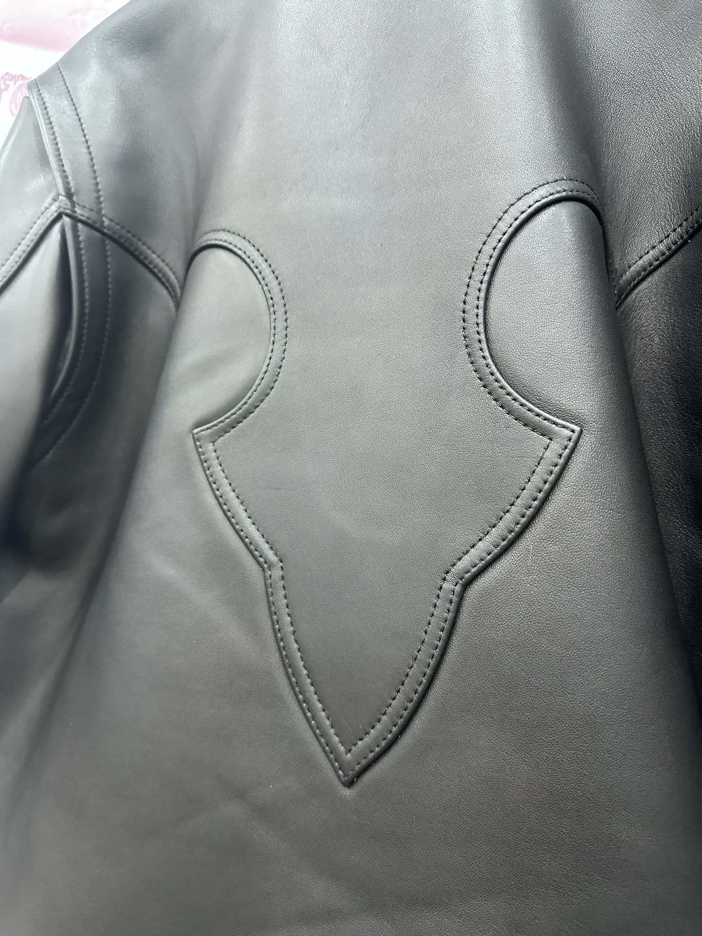Декоративная нашивка в виде пламени на спине куртки Chrome Hearts