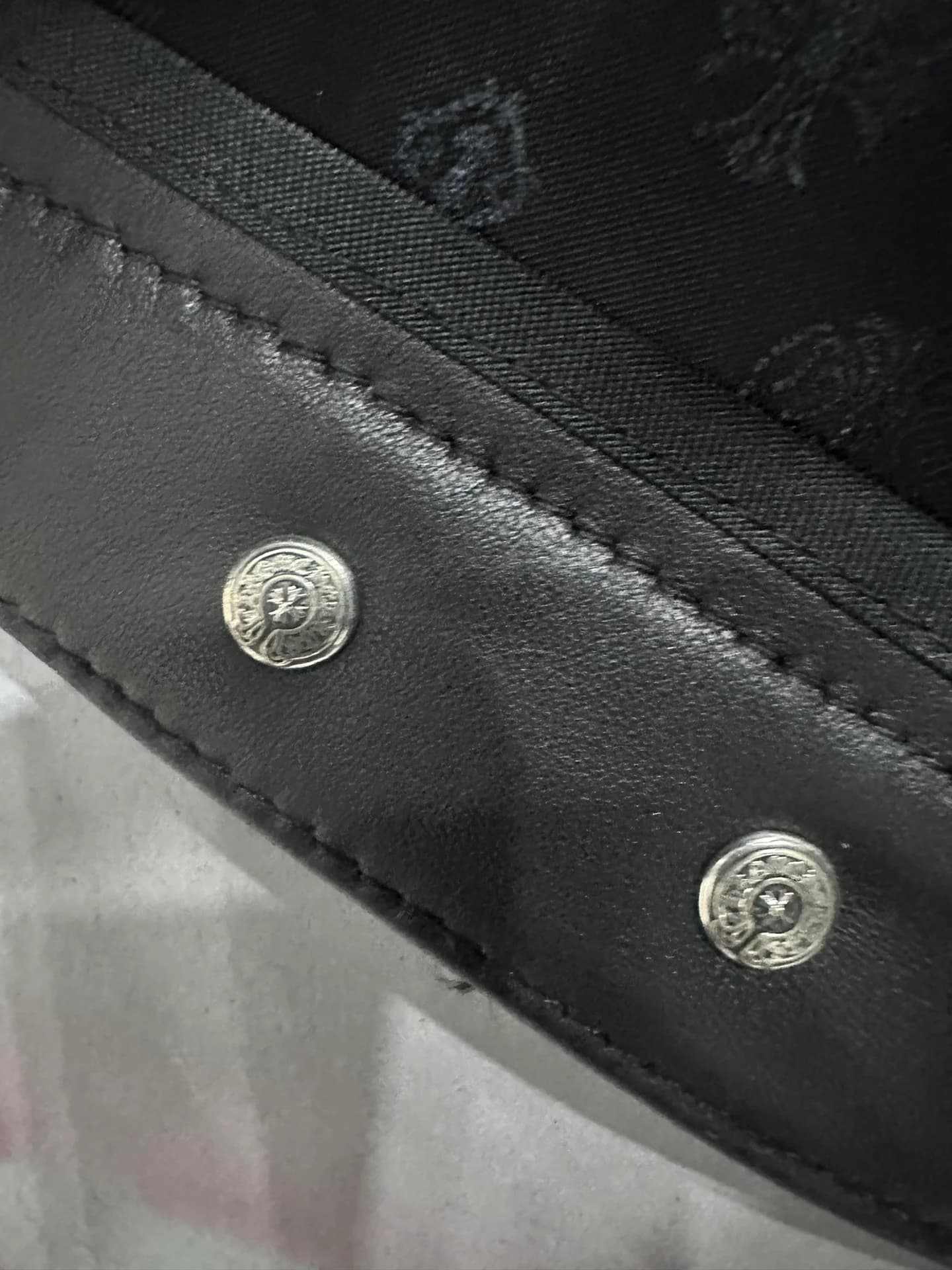 Кнопки на кожаной куртке Chrome Hearts крупным планом