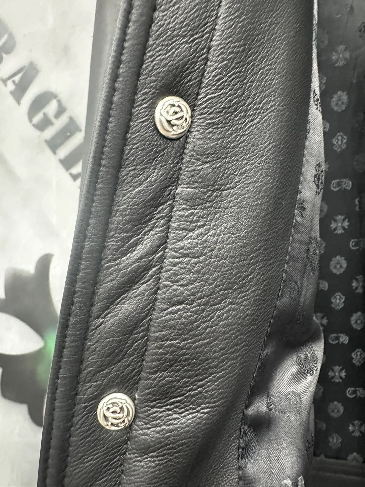 Фактура кожи и кнопки куртки Chrome Hearts
