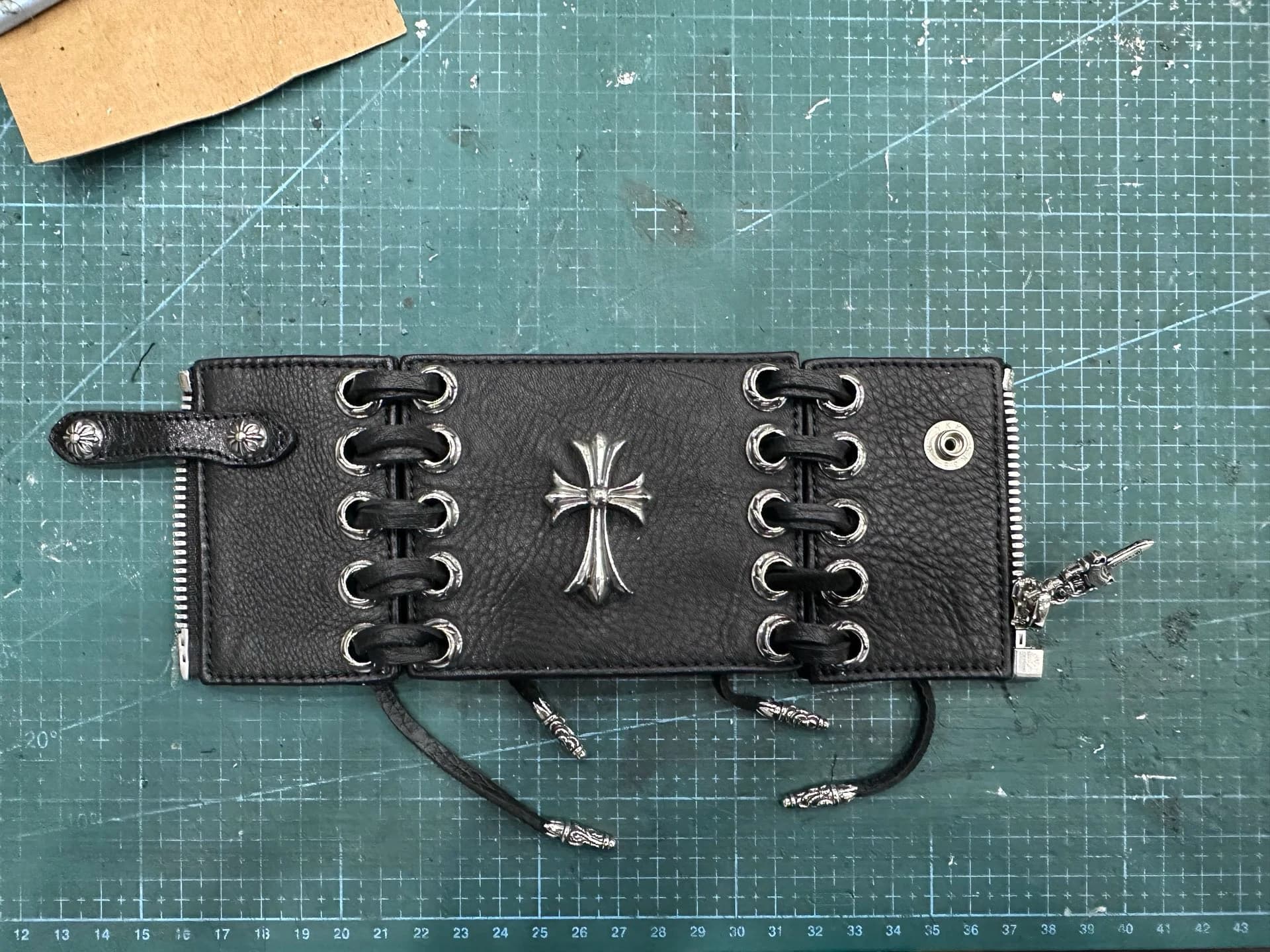 Кожаный напульсник Chrome Hearts в развернутом виде с крестом CH Cross и шнуровкой