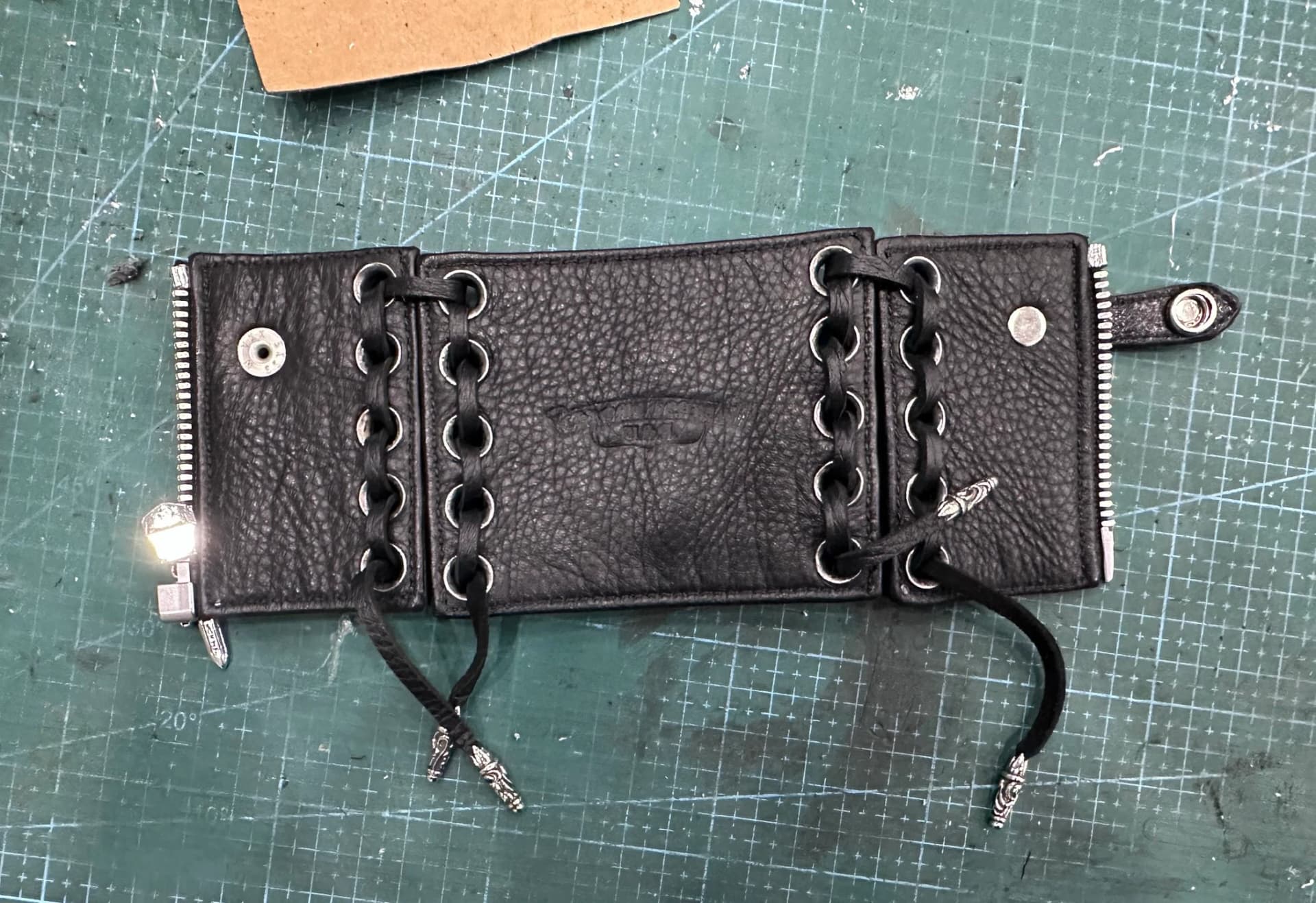 Внутренняя сторона кожаного напульсника Chrome Hearts с тиснением логотипа