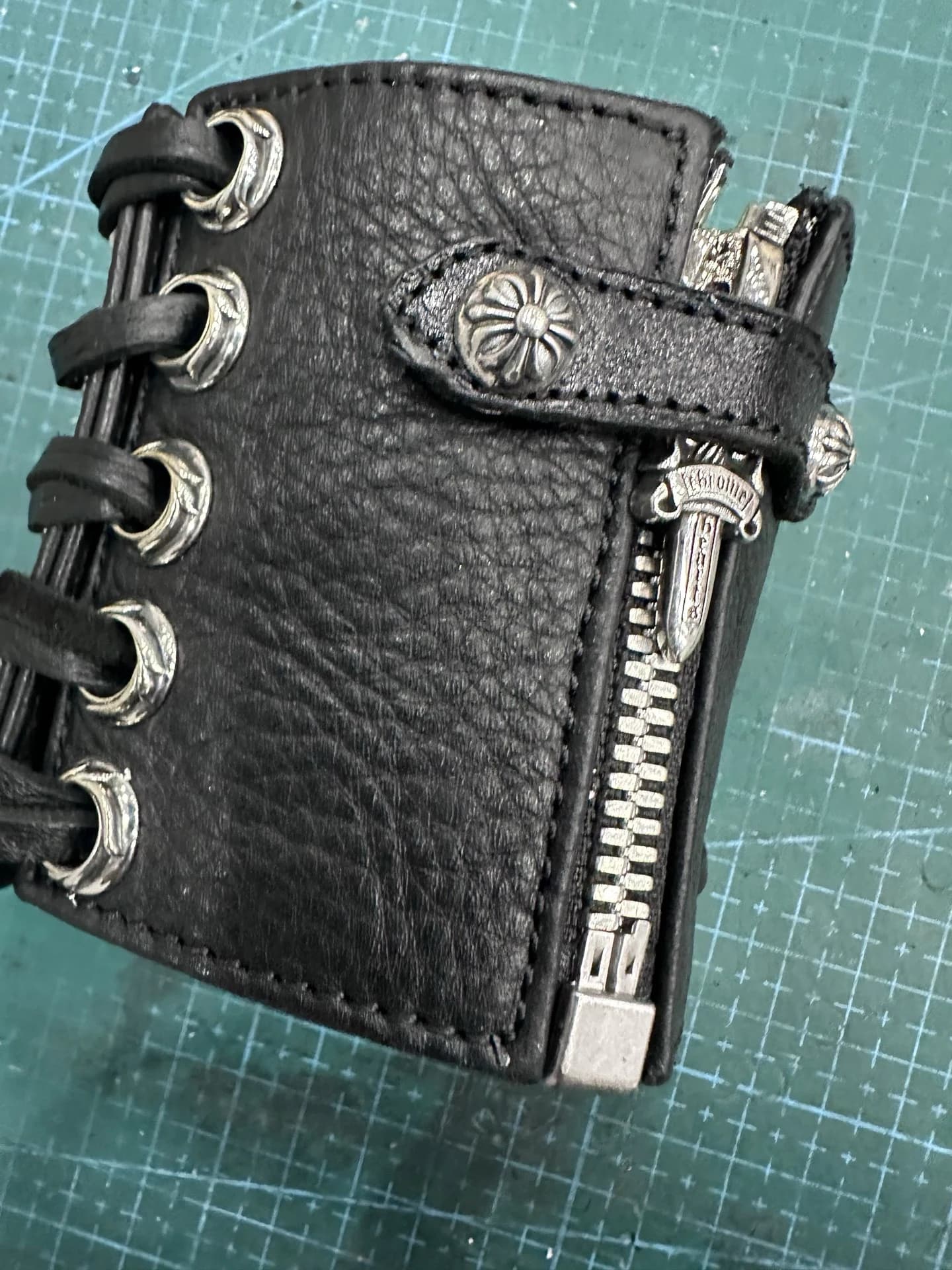 Застежка-молния с пуллером Dagger и кнопка на кожаном напульснике Chrome Hearts