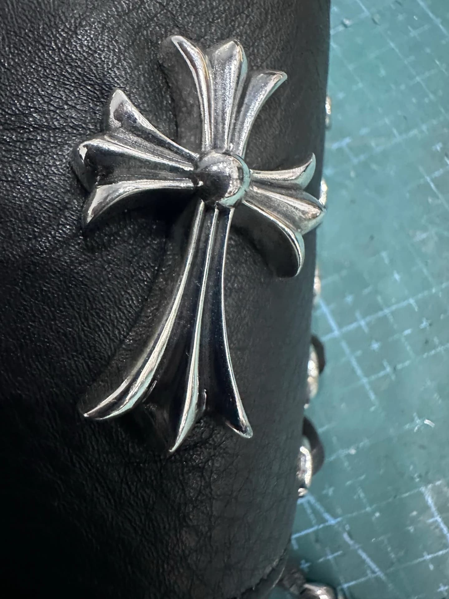 Серебряная накладка в виде креста CH Cross на зернистой коже напульсника Chrome Hearts