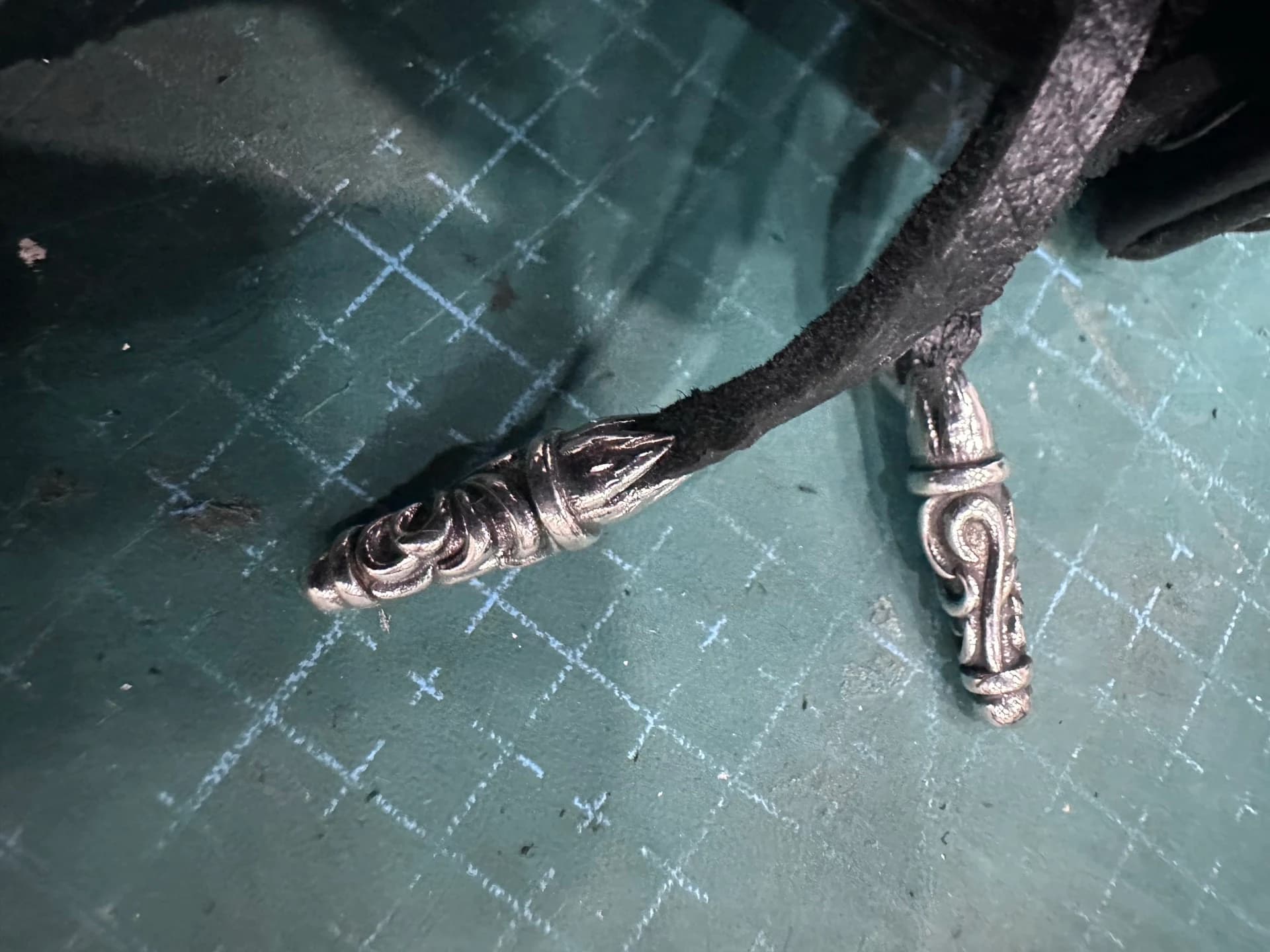 Серебряные наконечники кожаной шнуровки напульсника Chrome Hearts