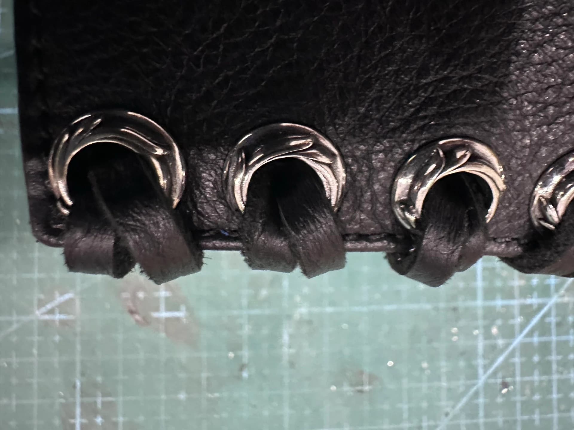 Декоративные серебряные люверсы и кожаная шнуровка на напульснике Chrome Hearts