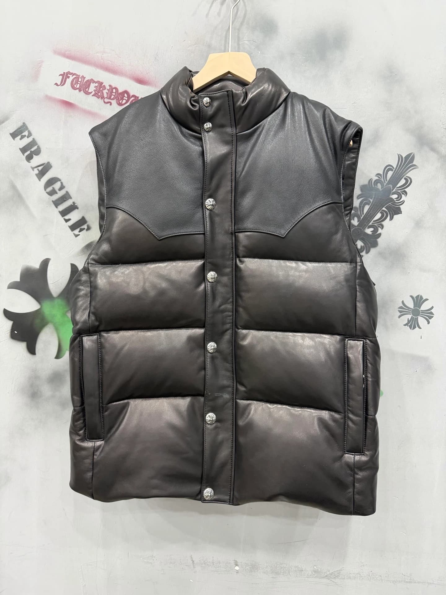 Черный кожаный пуховый жилет Chrome Hearts, вид спереди