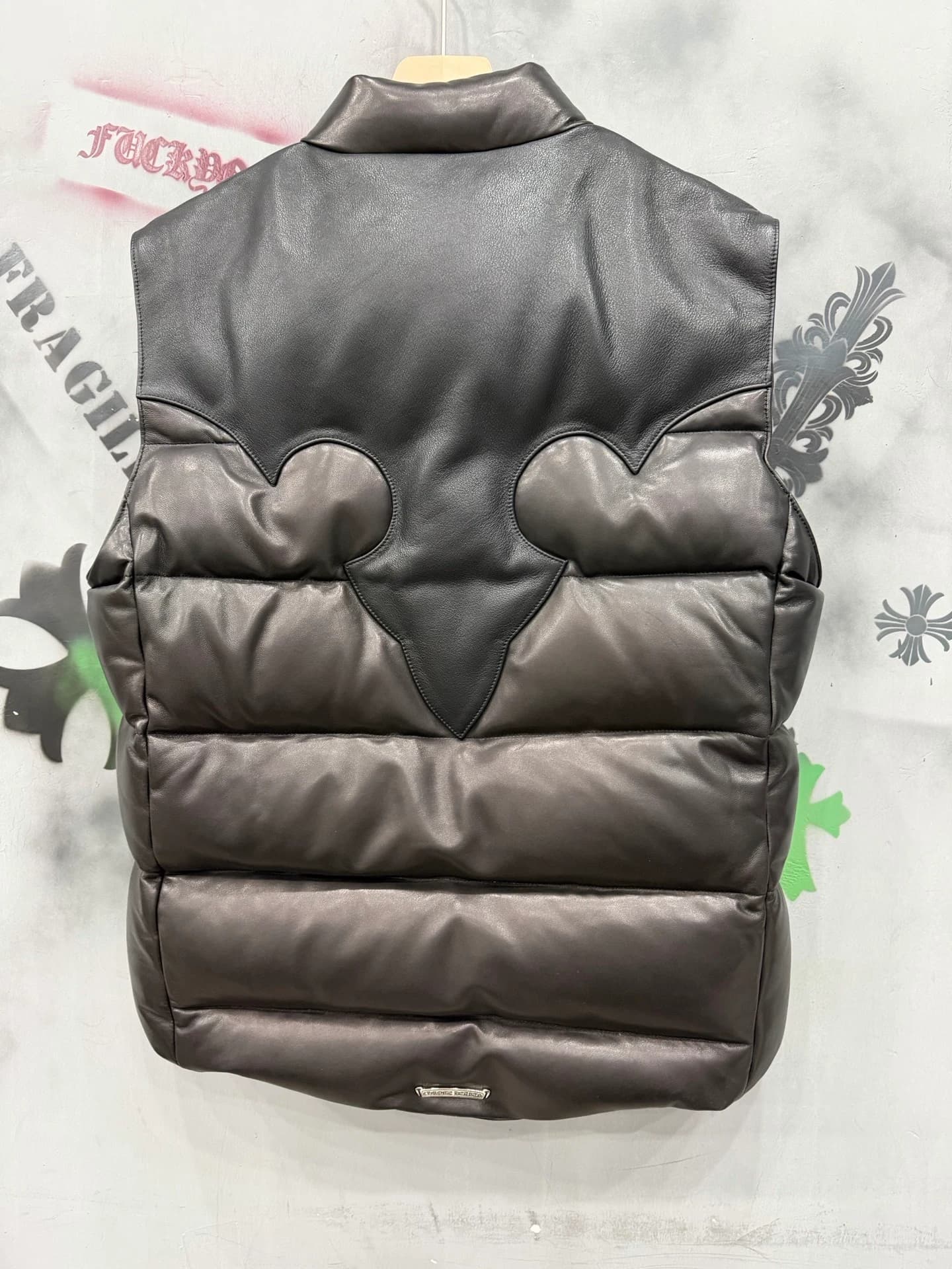 Черный кожаный пуховый жилет Chrome Hearts, вид сзади с деталями в виде пламени