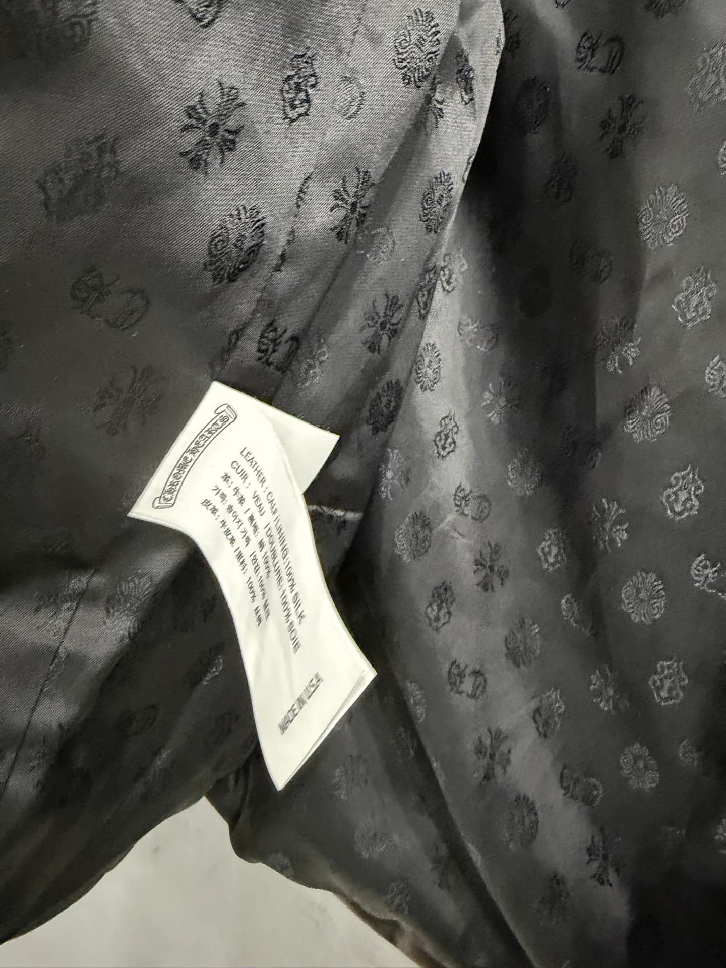 Внутренний ярлык с составом на подкладке жилета Chrome Hearts