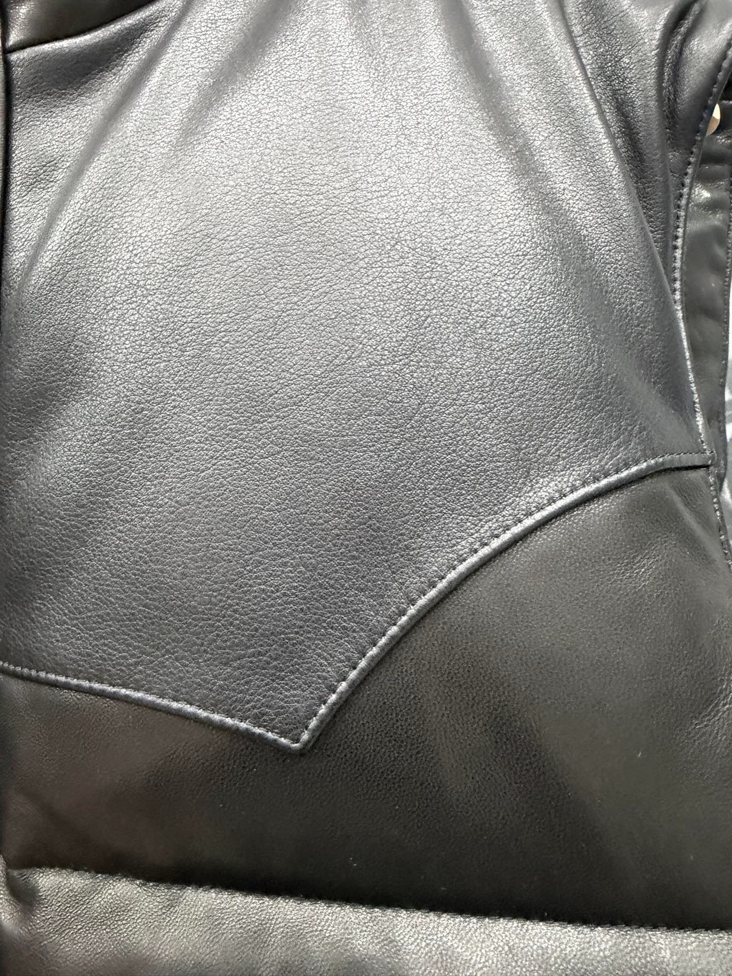 Текстура черной кожи и шов на жилете Chrome Hearts