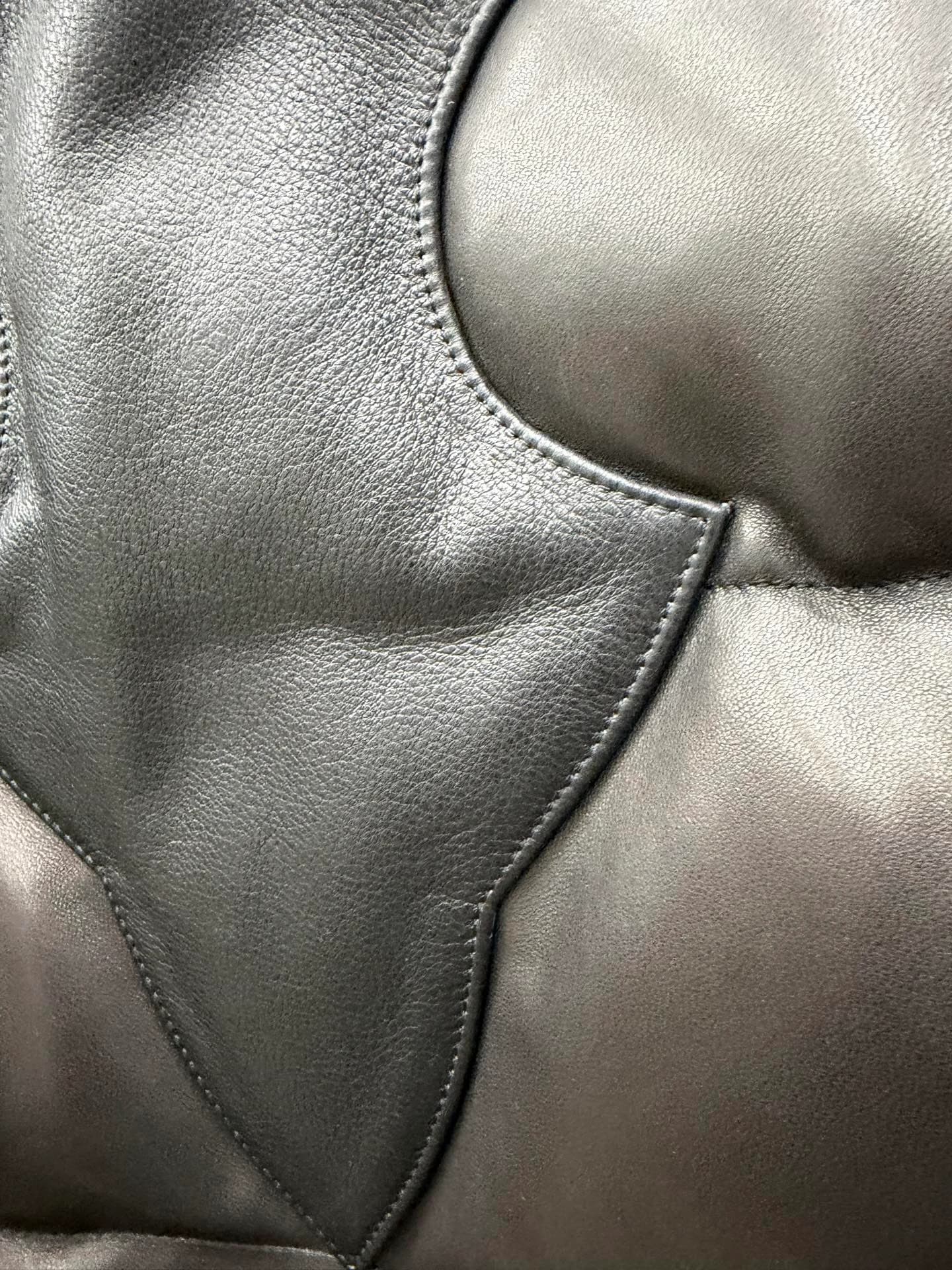 Деталь фигурной кожаной вставки на жилете Chrome Hearts
