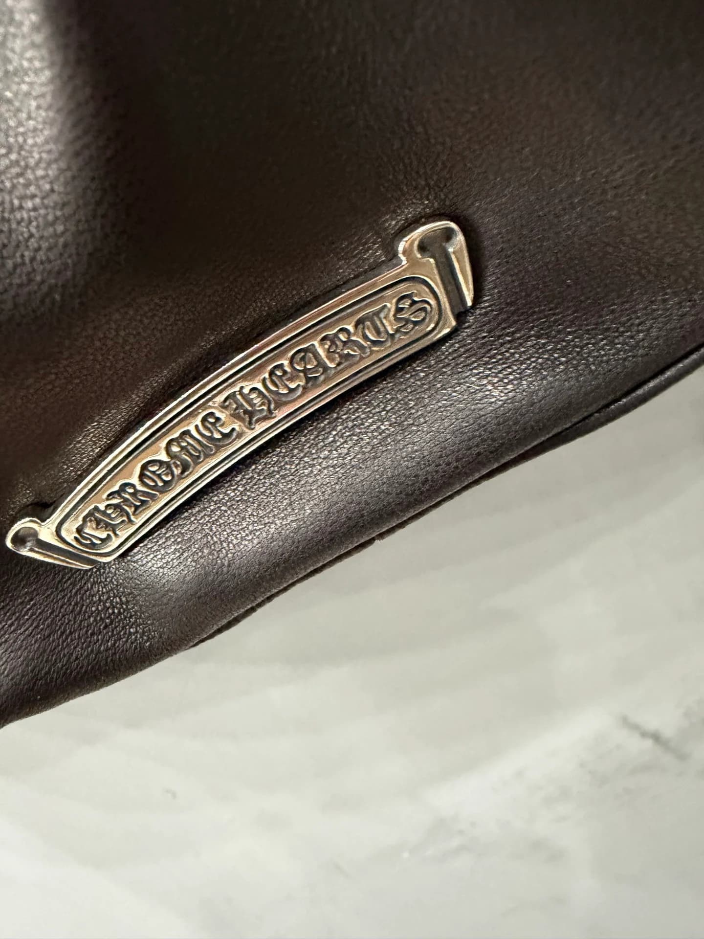 Металлическая пластина с логотипом Chrome Hearts на нижней части жилета