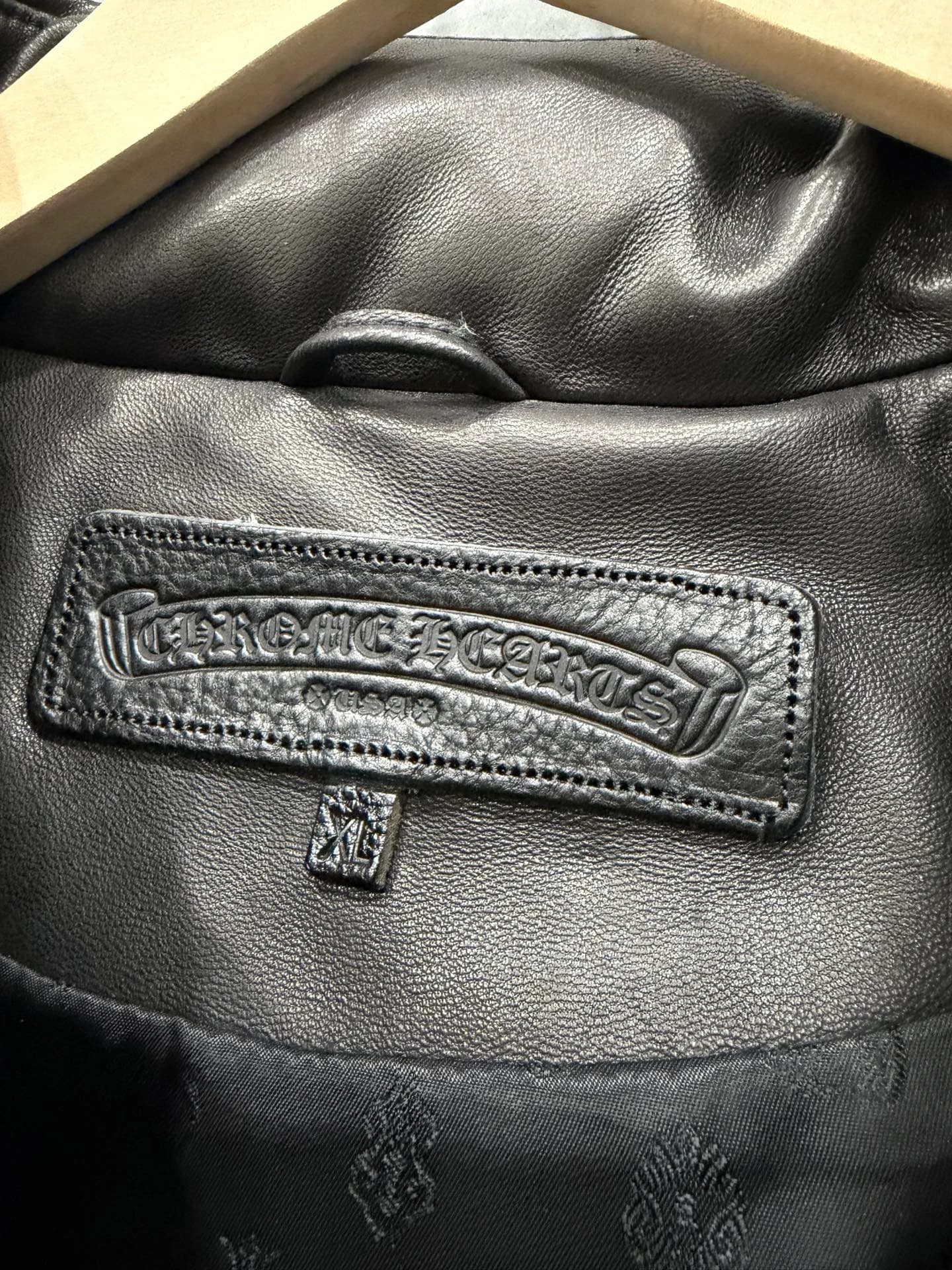 Кожаная нашивка с логотипом Chrome Hearts и ярлык размера XL на внутренней стороне воротника