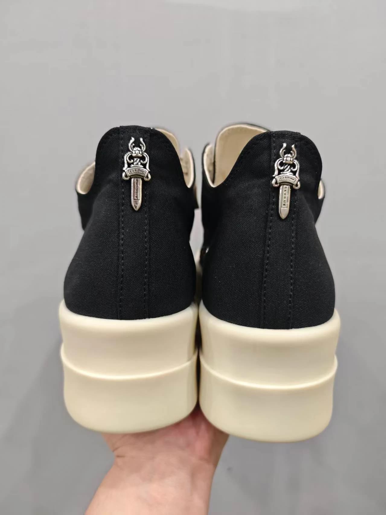 Черные кеды Chrome Hearts x Rick Owens DRKSHDW на платформе, вид сзади с серебряной подвеской-кинжалом