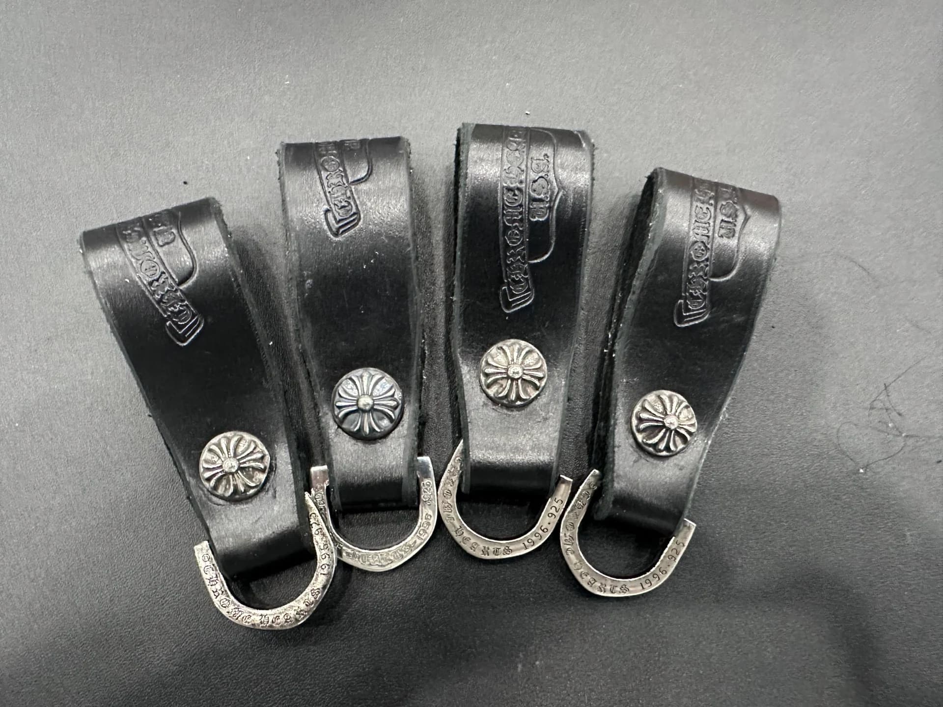 Черные кожаные брелоки-петли Chrome Hearts с серебряной фурнитурой
