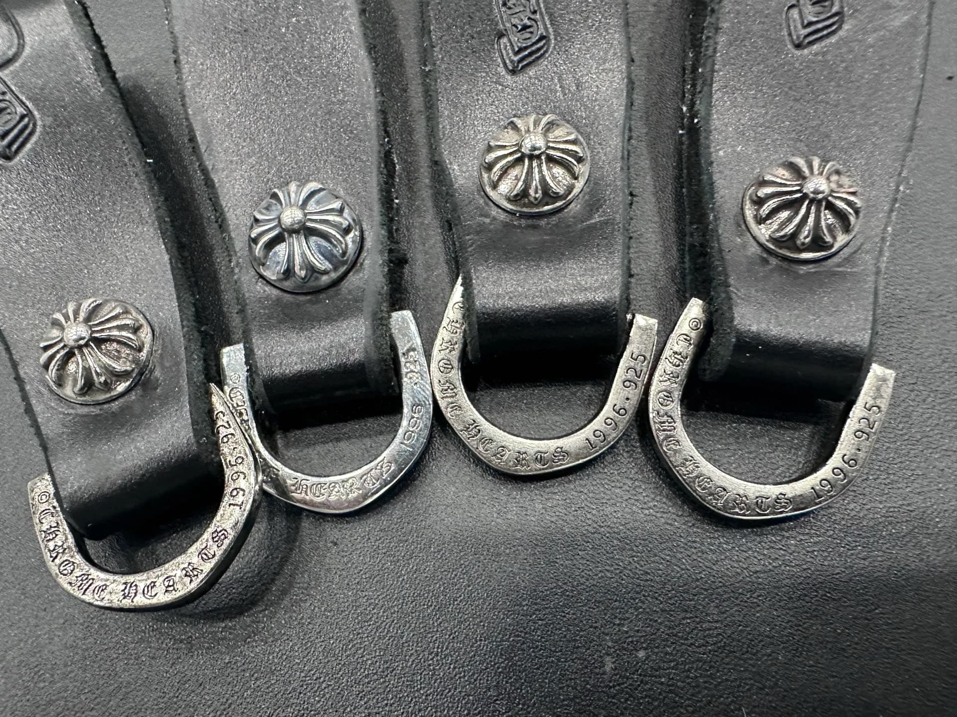 Серебряные D-образные кольца с гравировкой Chrome Hearts и заклепки с крестом