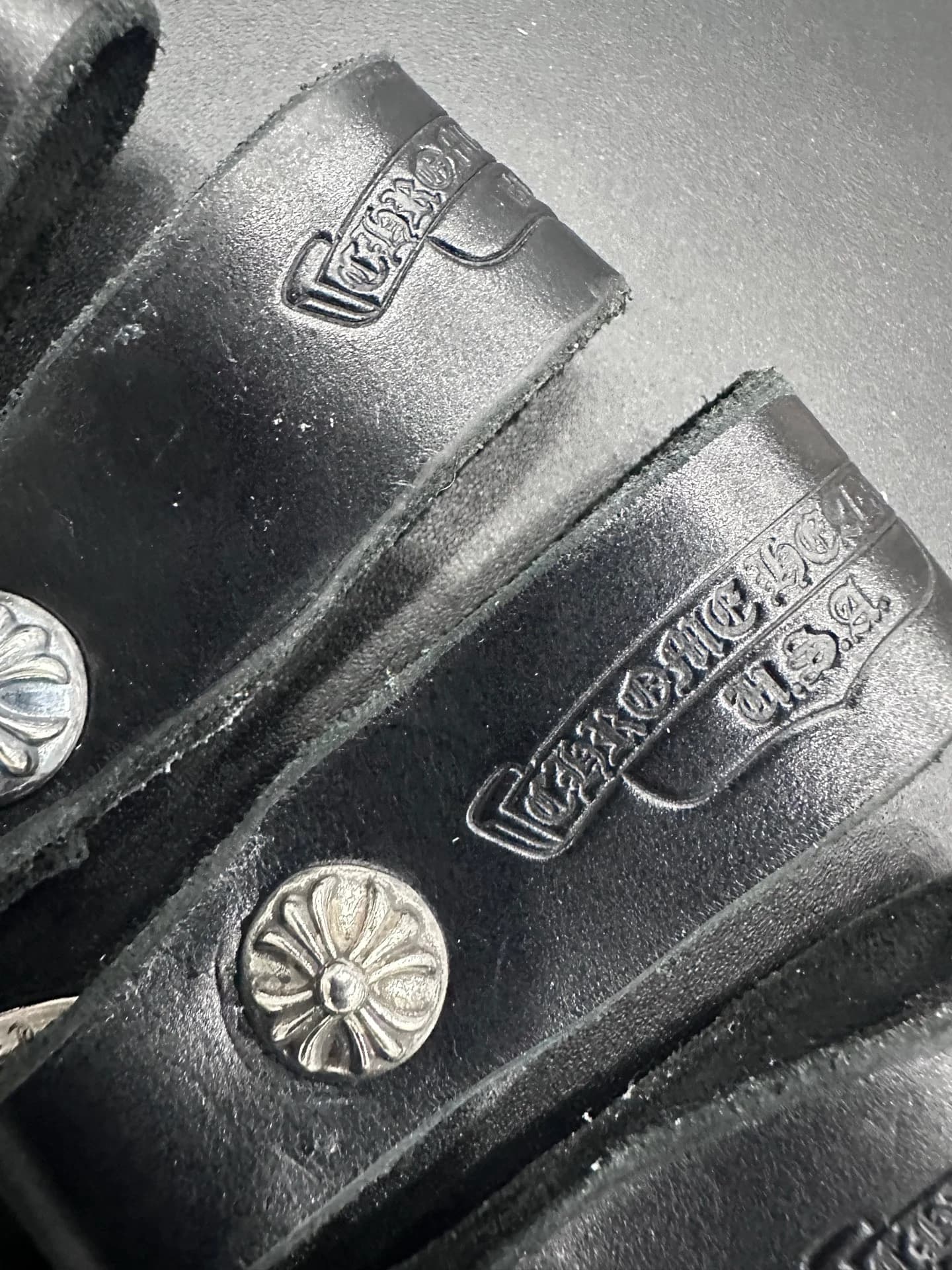 Тиснение логотипа Chrome Hearts на черной коже и серебряная заклепка