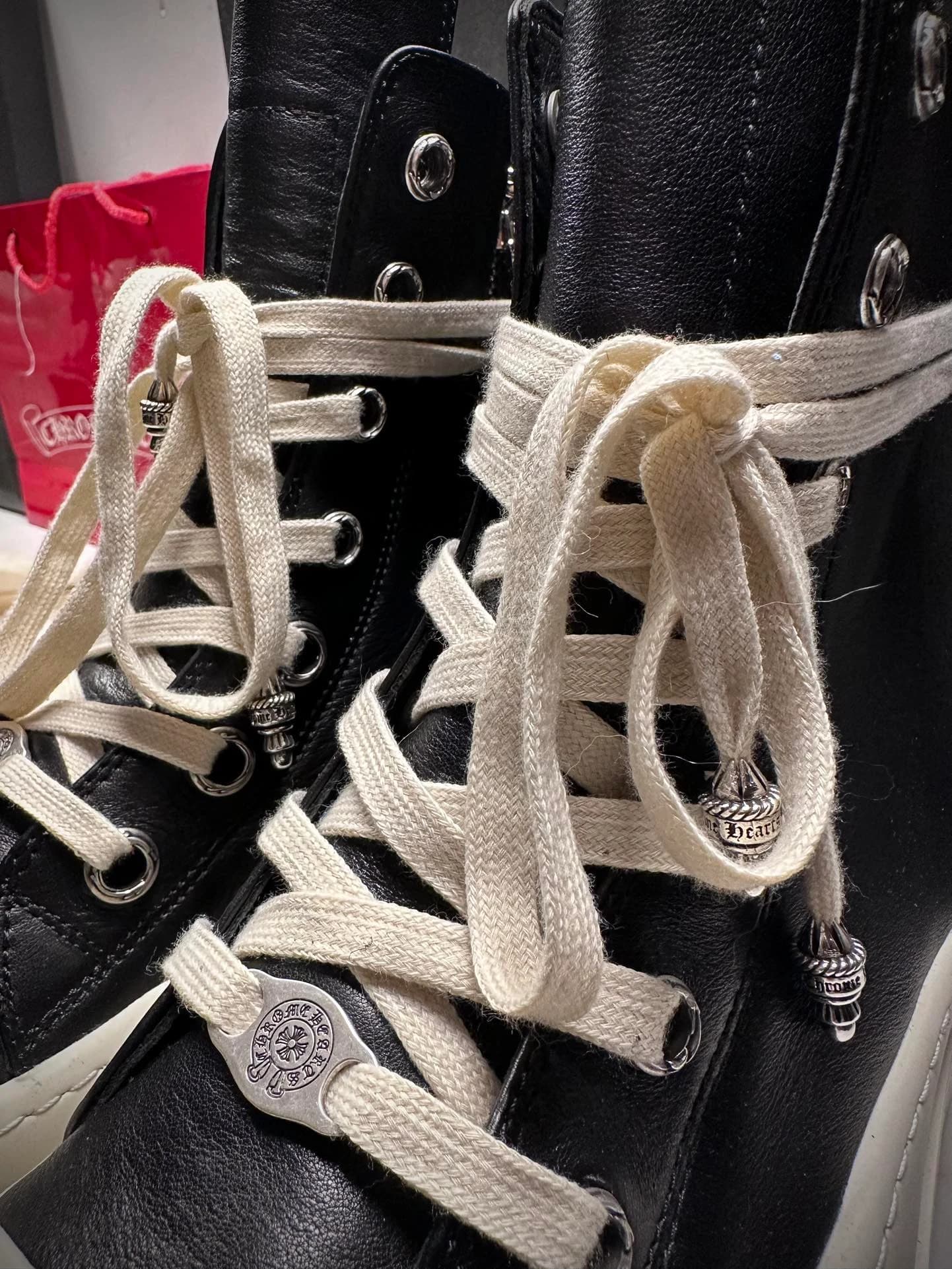 Детали шнуровки и серебряной фурнитуры на кедах Chrome Hearts x Rick Owens Mega Bumper