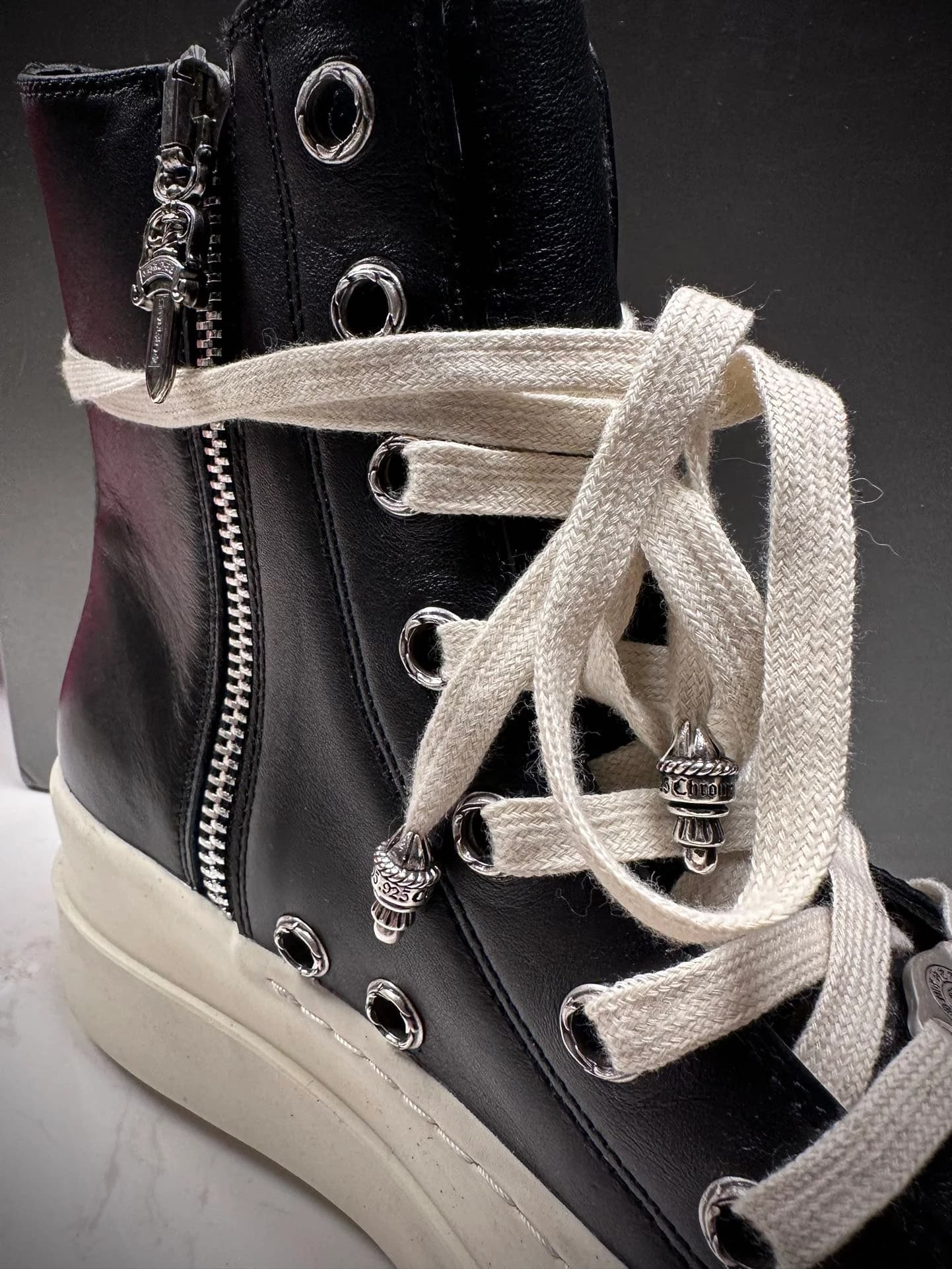 Серебряный пуллер в виде кинжала на молнии кед Chrome Hearts x Rick Owens Mega Bumper