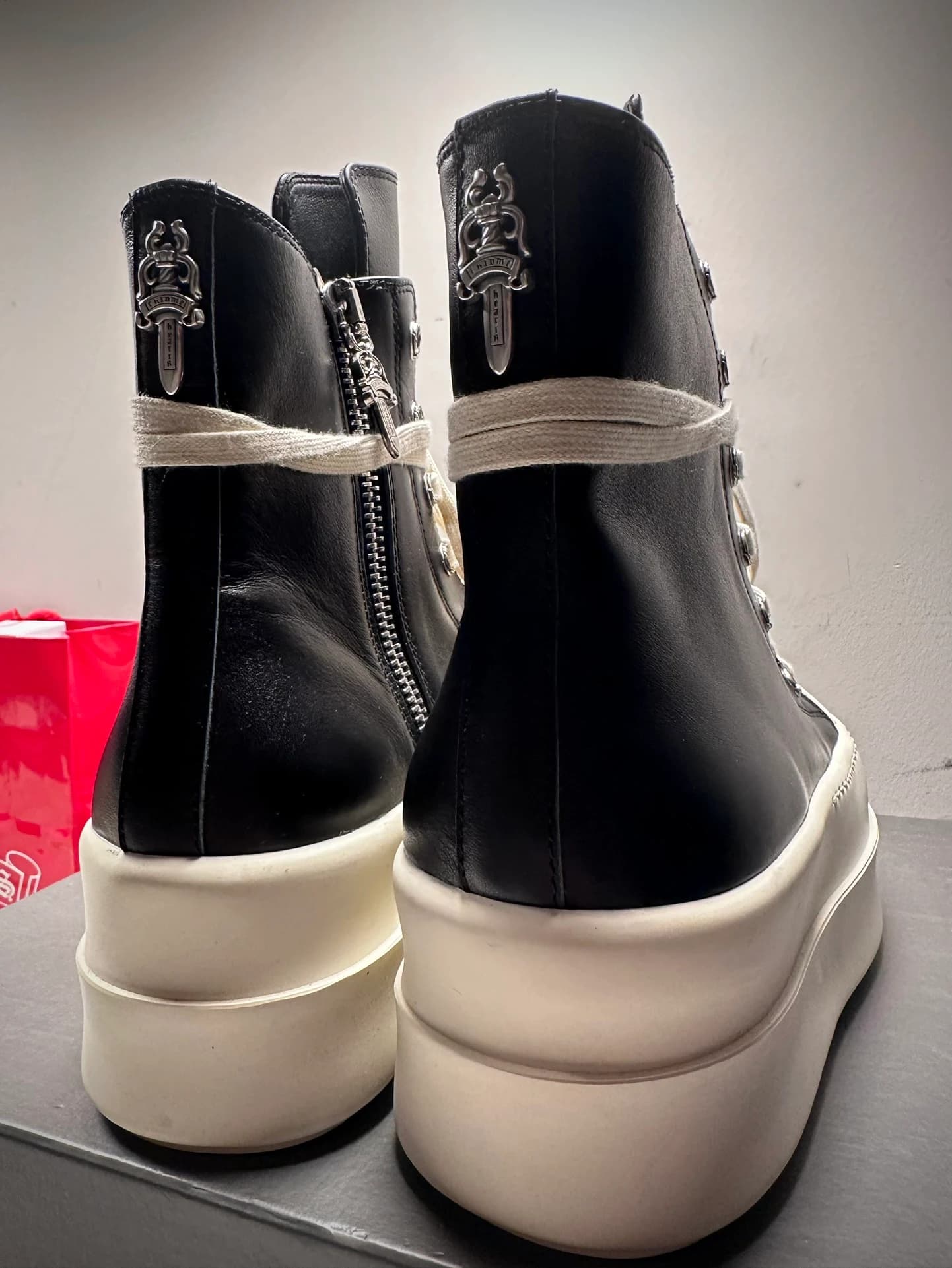 Задняя часть кед Chrome Hearts x Rick Owens Mega Bumper с серебряным декором
