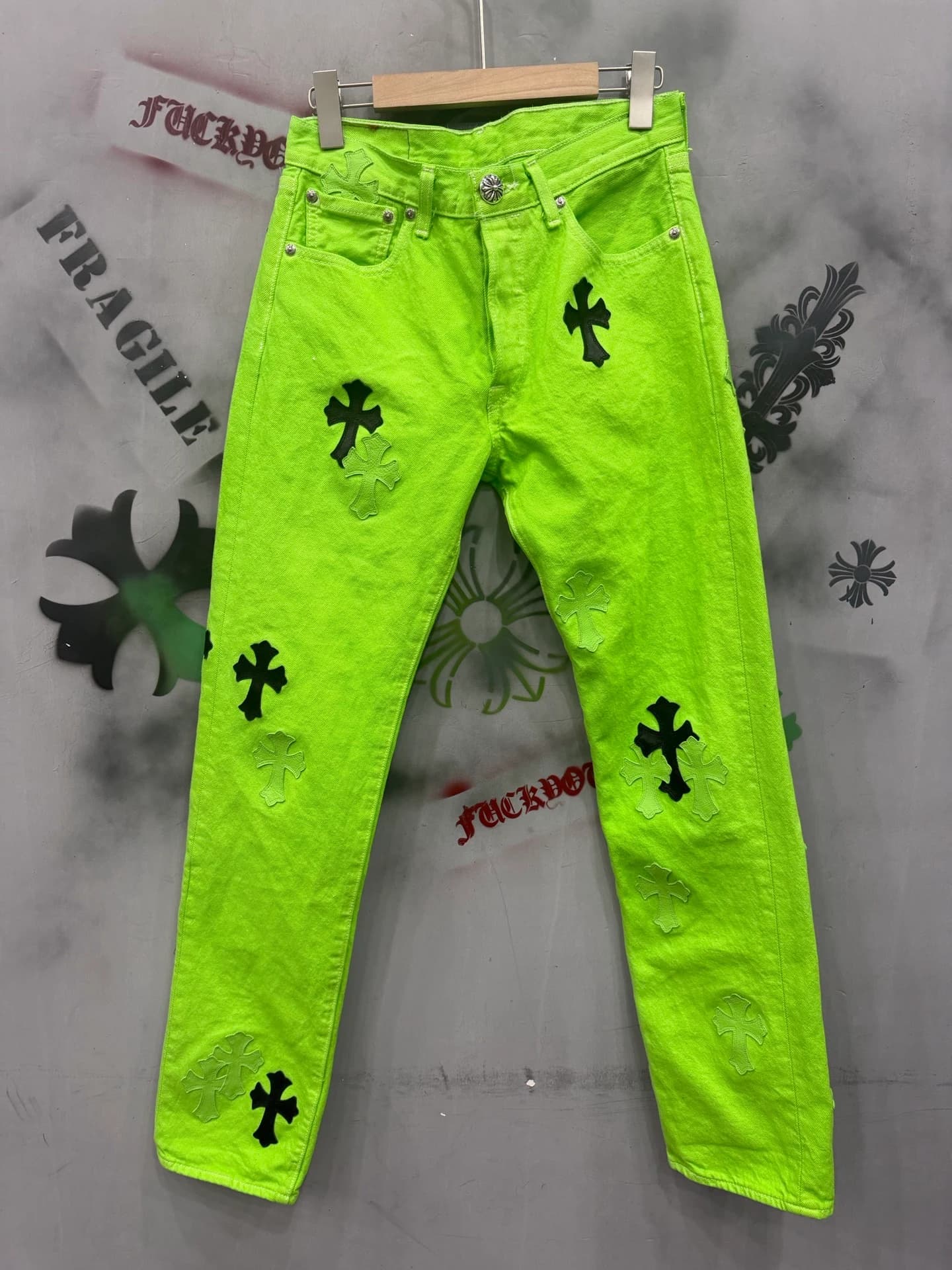 Зеленые джинсы Chrome Hearts x Levi's Vintage 501 с кожаными нашивками-крестами, вид спереди