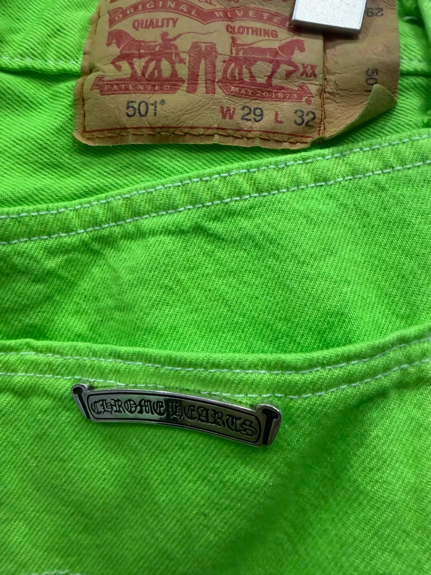 Задний карман с патчем Levi's 501 и серебряной пластиной Chrome Hearts