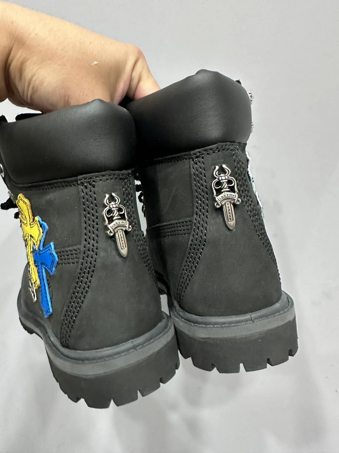 Задники ботинок Chrome Hearts x Timberland с серебряными подвесками-кинжалами