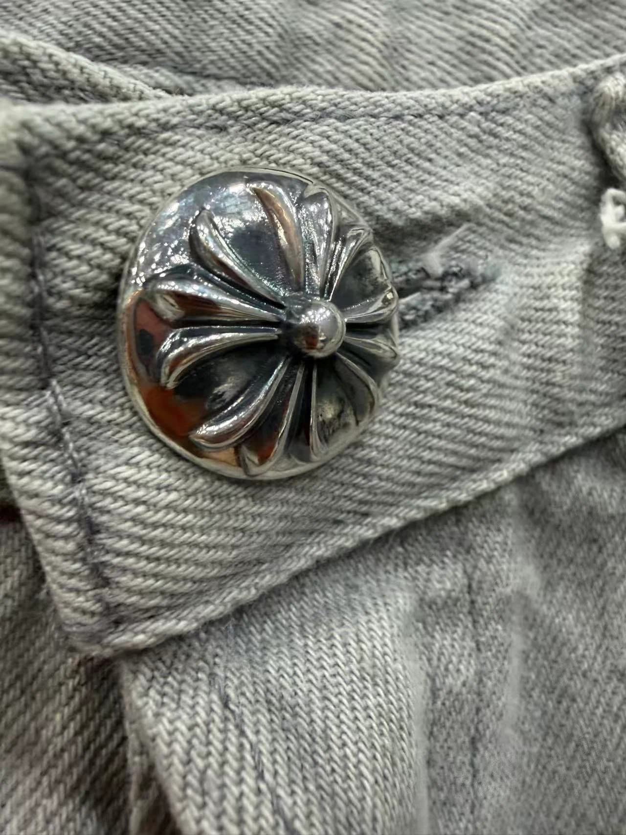 Серебряная пуговица с гравировкой Chrome Hearts крупным планом