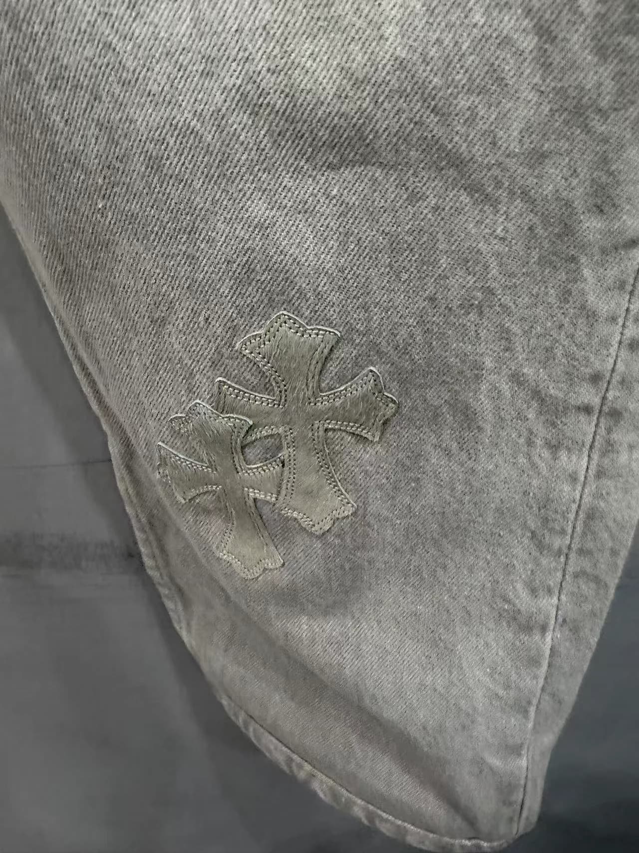 Нашивка в виде креста из меха пони на джинсах Chrome Hearts x Levi's Vintage 501