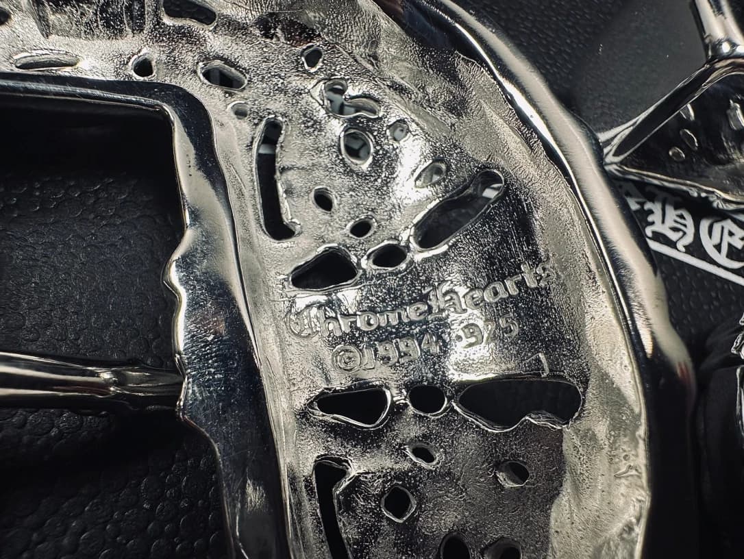 Гравировка Chrome Hearts и пробы 925 на обратной стороне пряжки