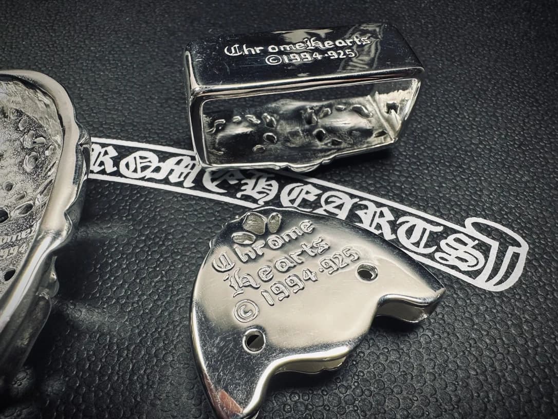 Клейма бренда Chrome Hearts на серебряной шлевке и наконечнике