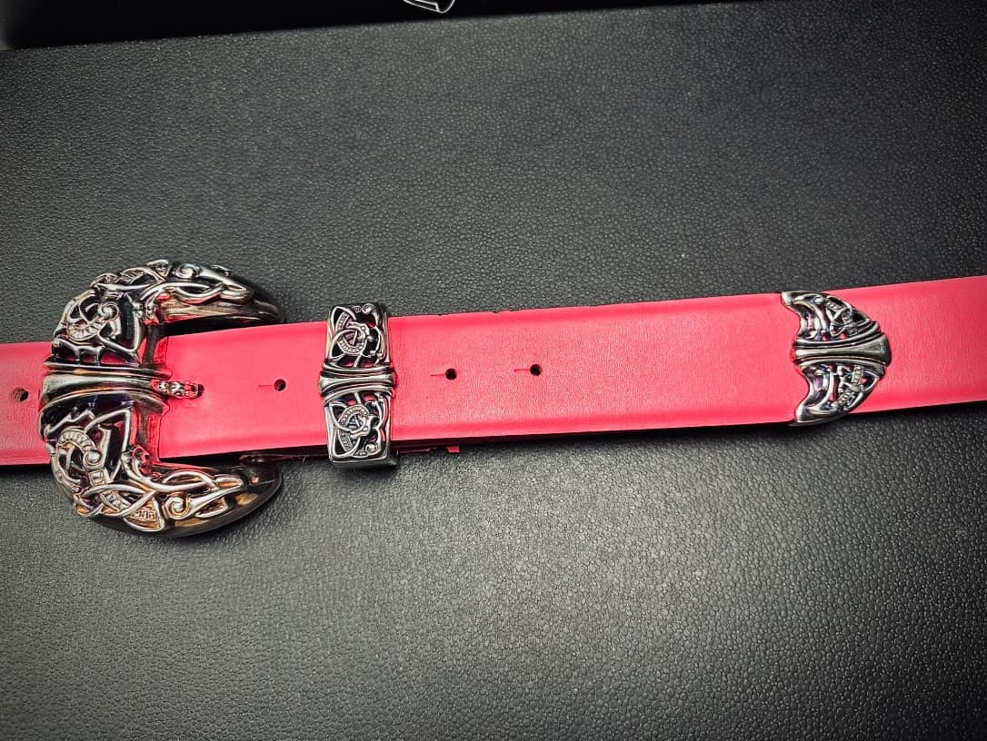 Розовый кожаный ремень Chrome Hearts Celtic Dragon в собранном виде