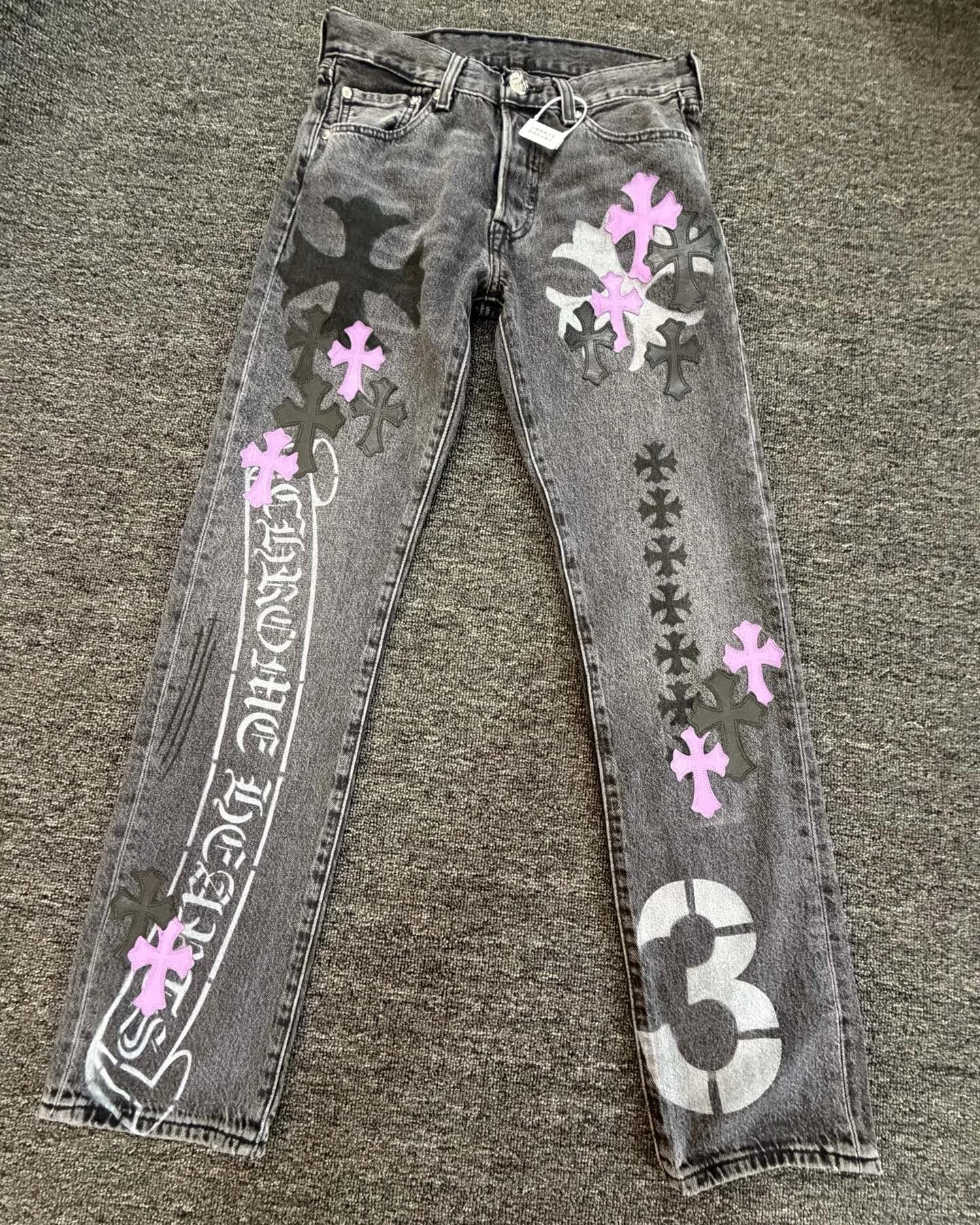 Серые джинсы Chrome Hearts x Levi's 501 с нашивками-крестами, вид спереди