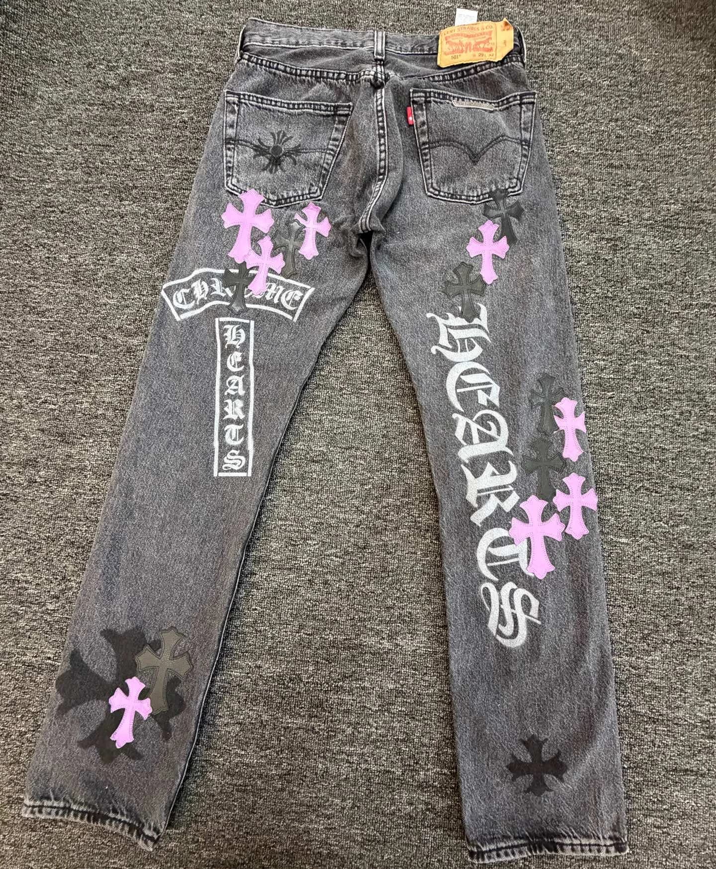 Серые джинсы Chrome Hearts x Levi's 501 с нашивками-крестами, вид сзади