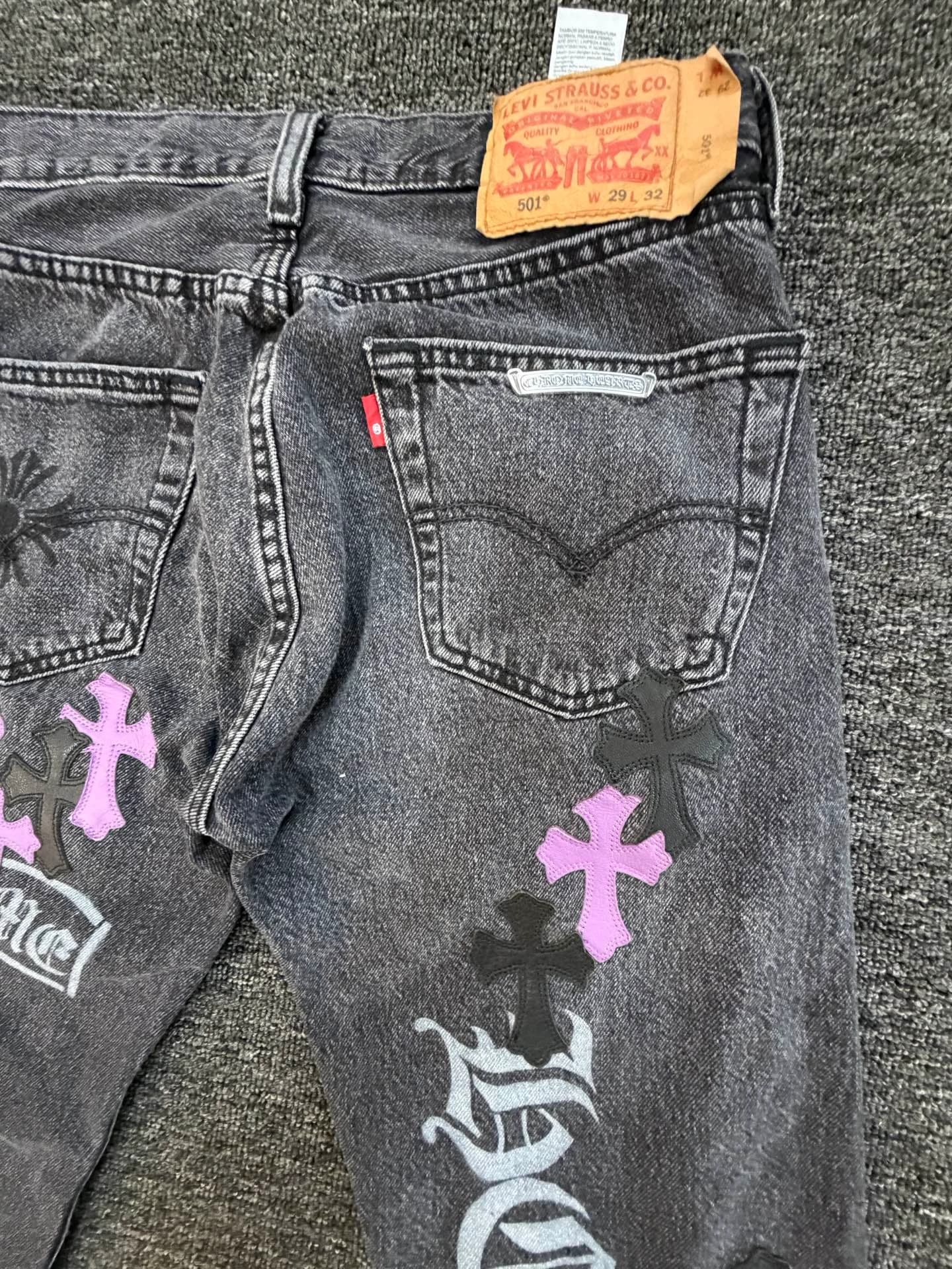 Кожаный патч Levi's и серебряная деталь Chrome Hearts на заднем кармане