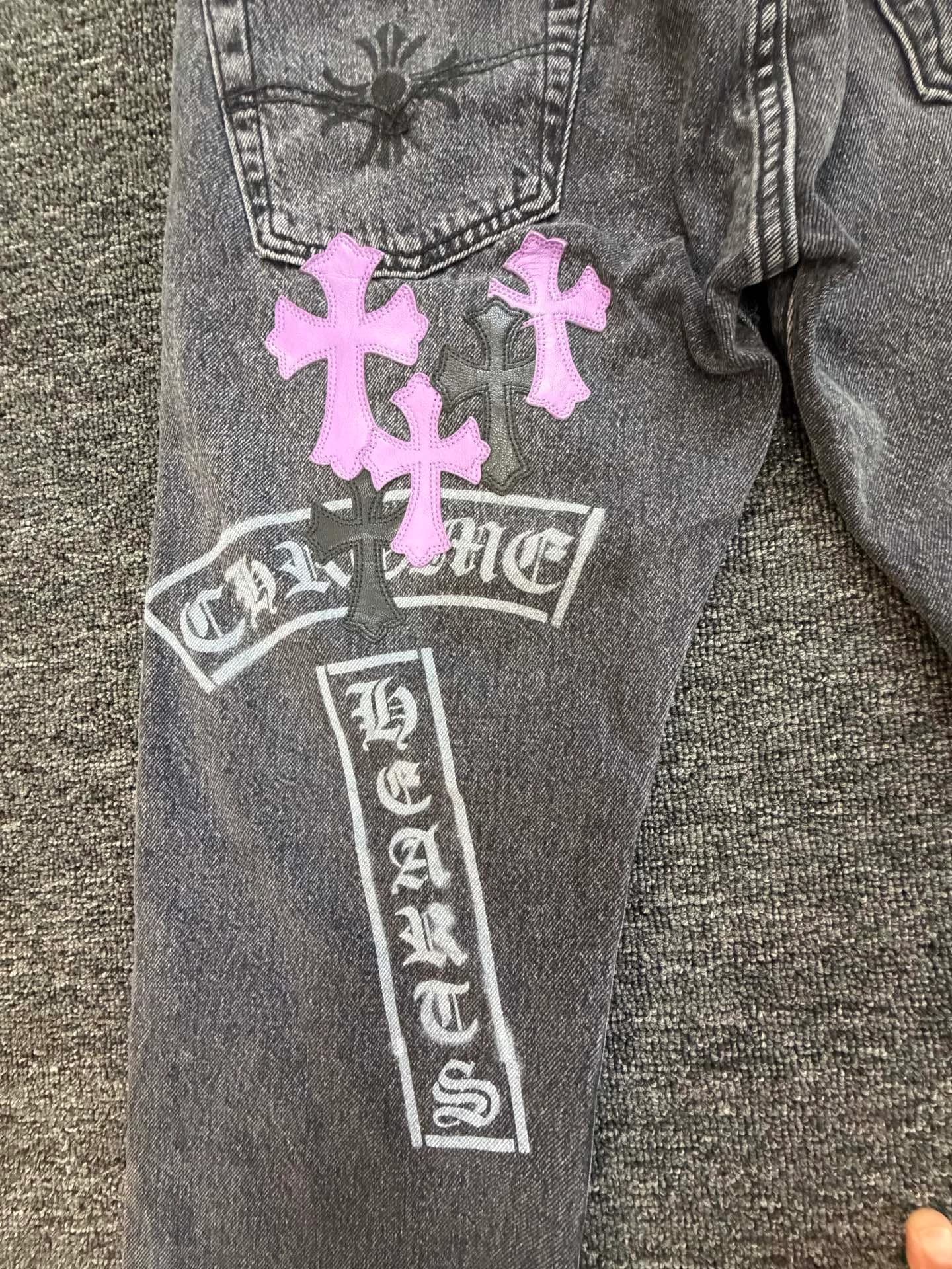Деталь кроя джинсов Chrome Hearts с кожаными нашивками и принтом