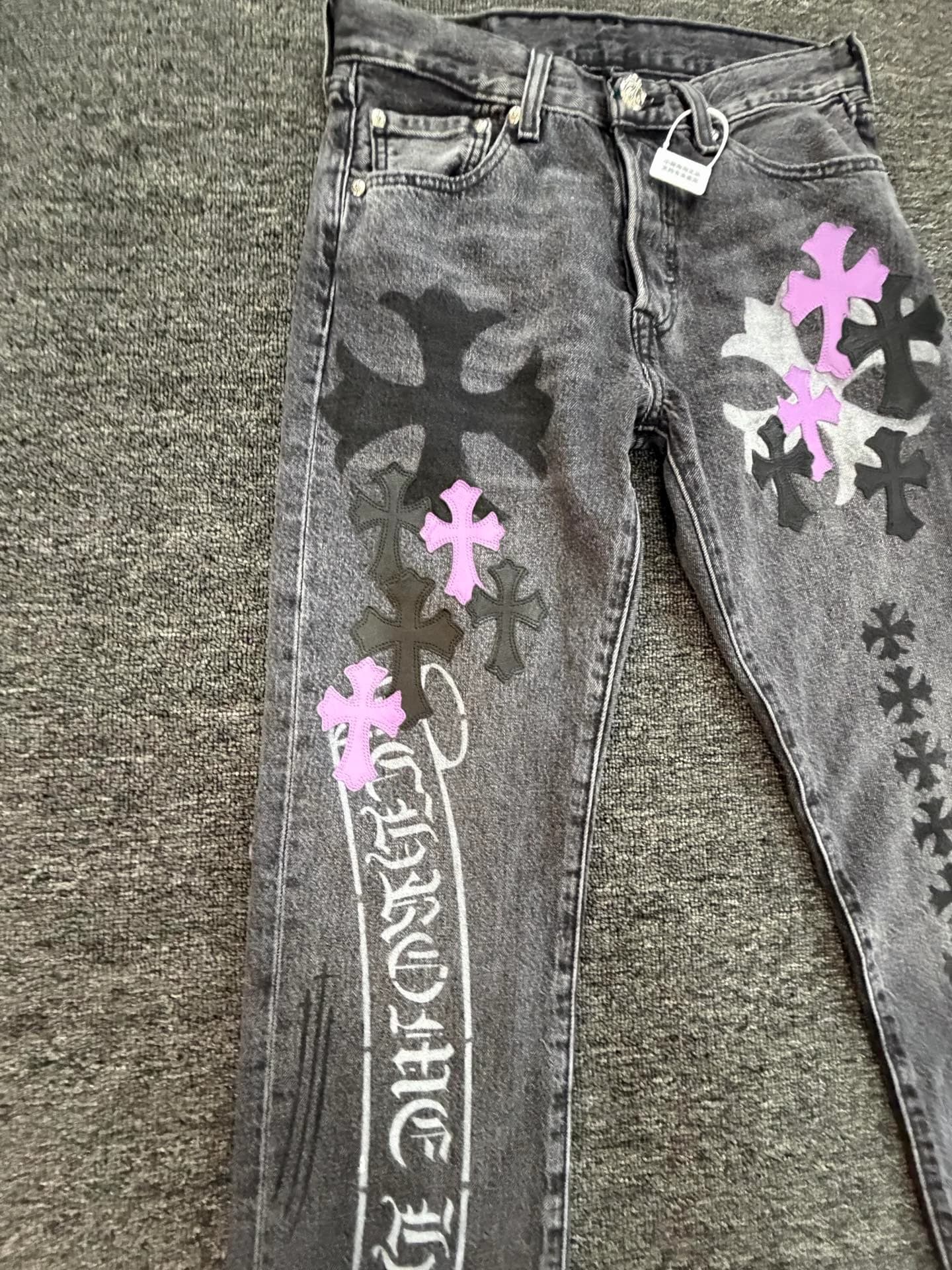 Передняя часть джинсов Chrome Hearts с кожаными нашивками и принтом