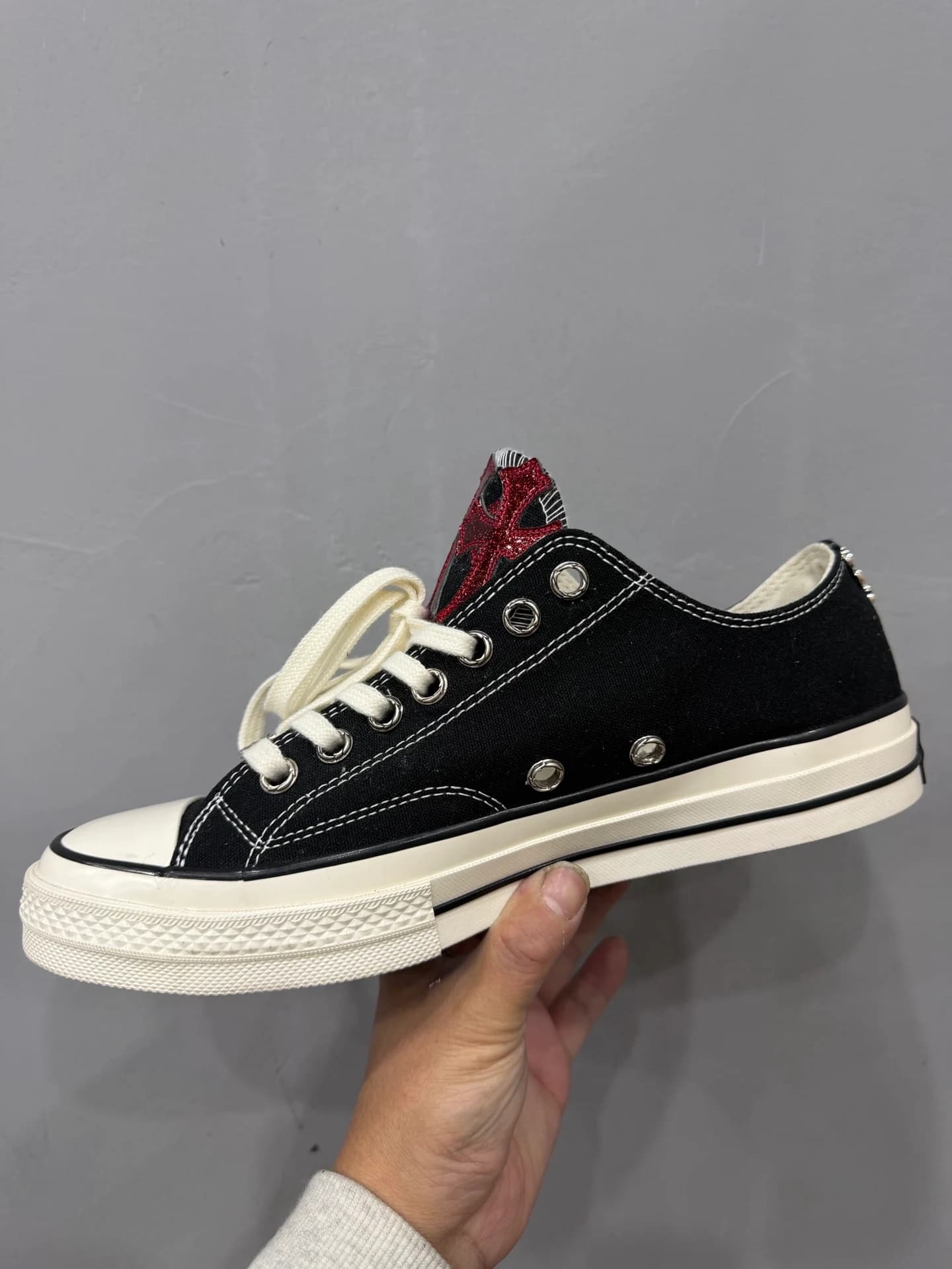 Черные кеды Chrome Hearts x Converse Chuck 70 Low, вид с внутренней стороны