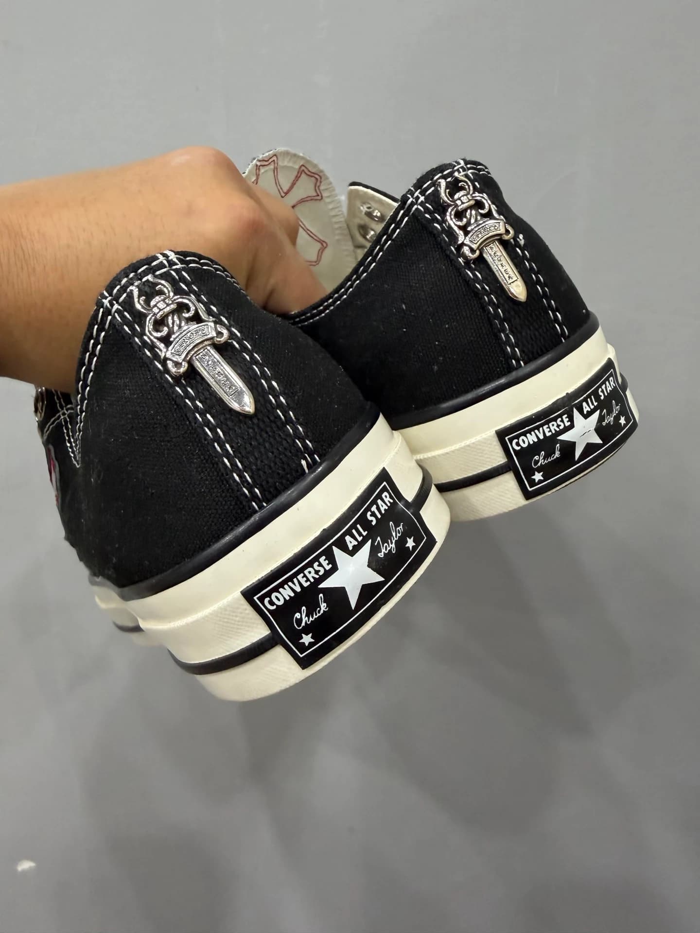 Задники кед Chrome Hearts x Converse Chuck 70 Low с серебряными деталями в виде кинжалов
