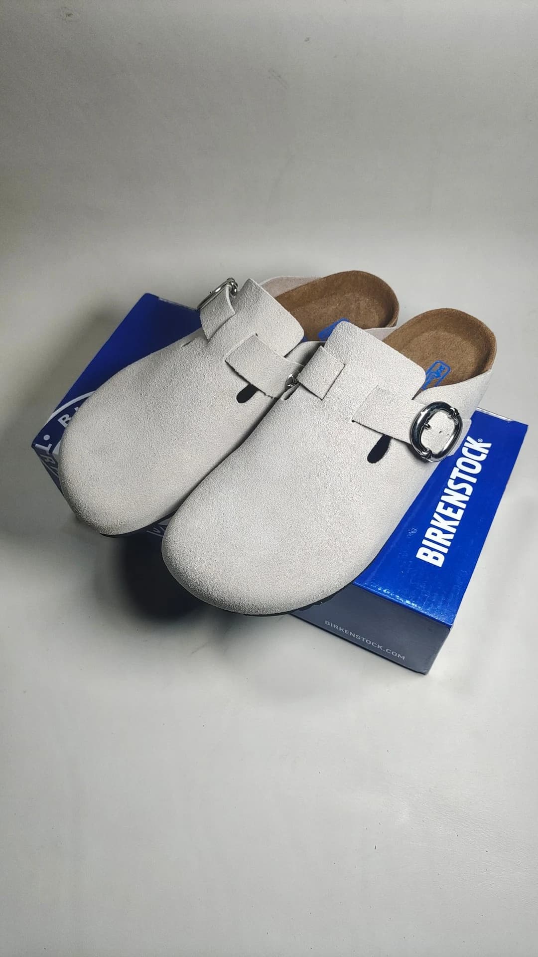 Серо-белые замшевые сабо Chrome Hearts x Birkenstock Boston на синей коробке