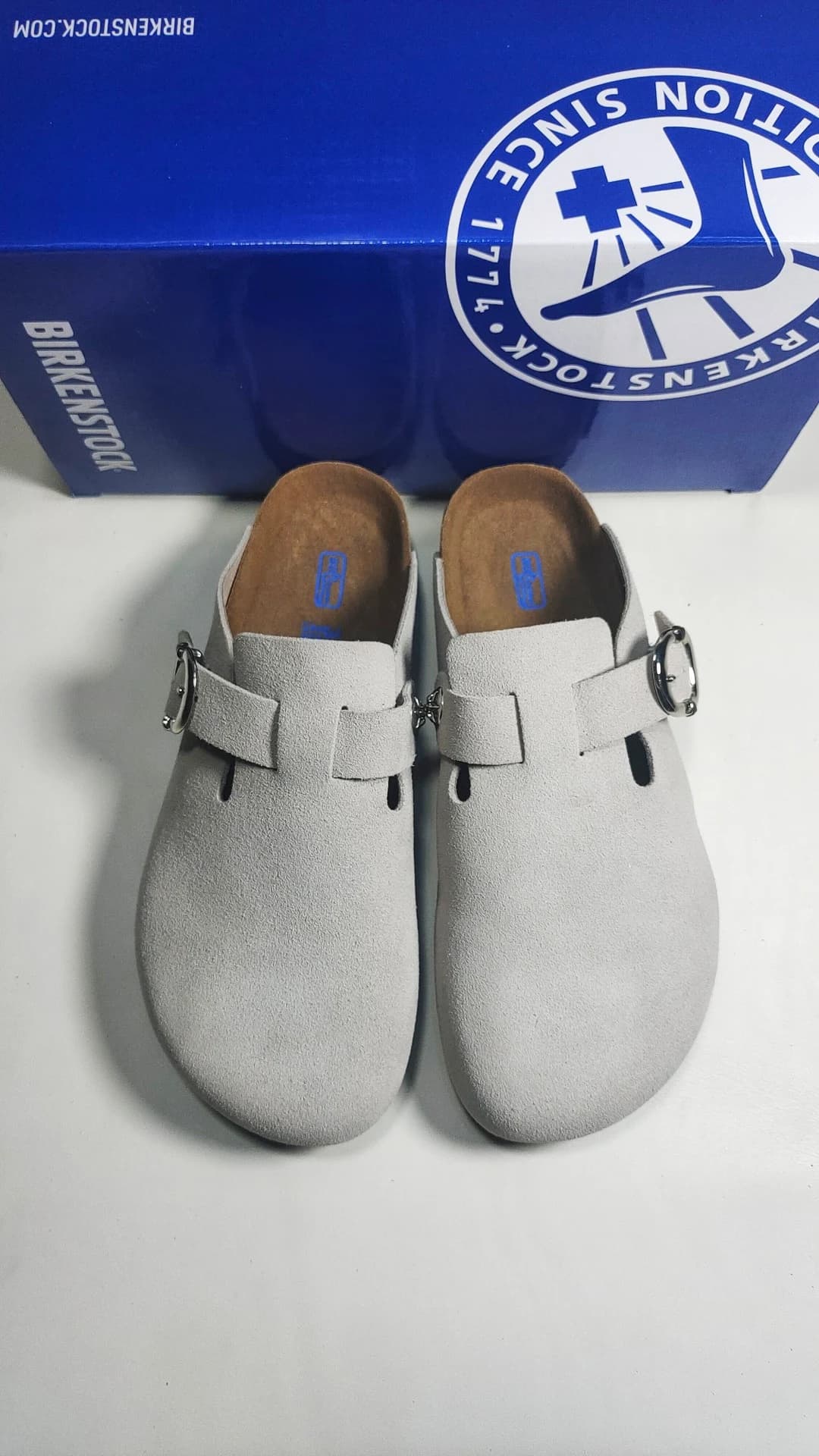 Серо-белые замшевые сабо Chrome Hearts x Birkenstock Boston, вид сверху