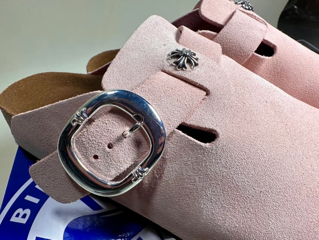 Крупный план ремешка и пряжки розовых сабо Chrome Hearts x Birkenstock Boston
