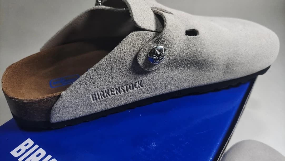 Боковой профиль серо-белых сабо Chrome Hearts x Birkenstock Boston с пробковой подошвой
