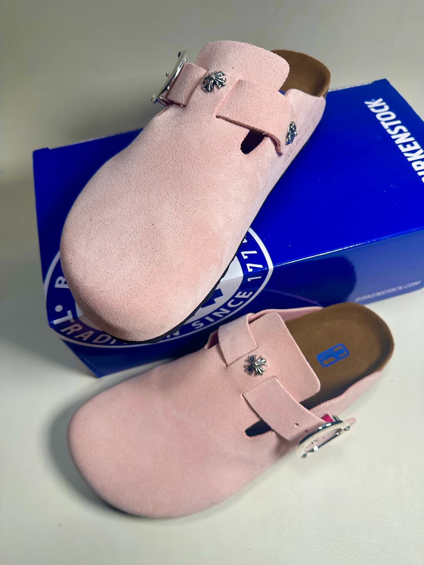 Розовые замшевые сабо Chrome Hearts x Birkenstock Boston в разных ракурсах