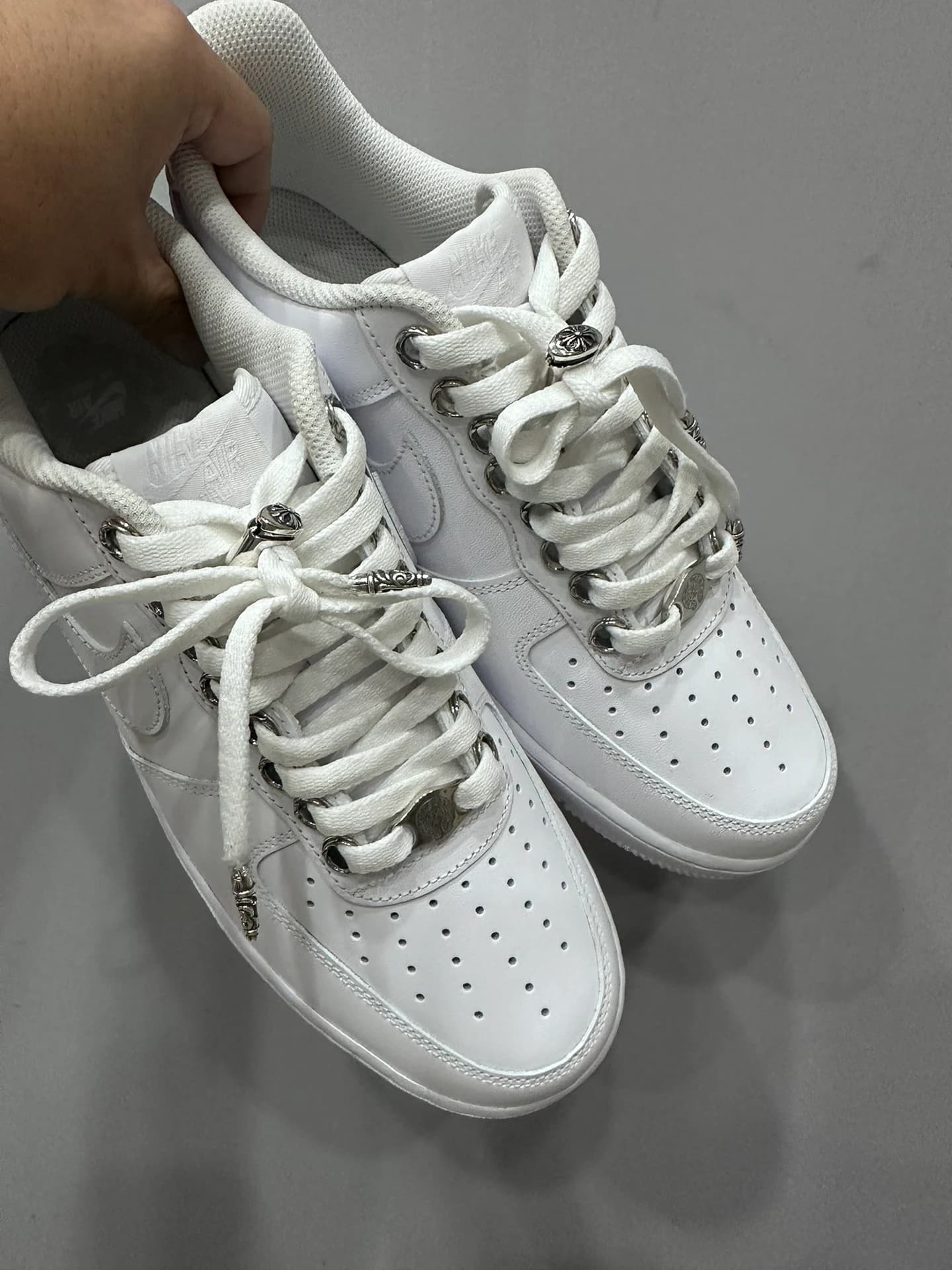 Белые кроссовки Chrome Hearts x Nike Air Force 1 с серебряной фурнитурой