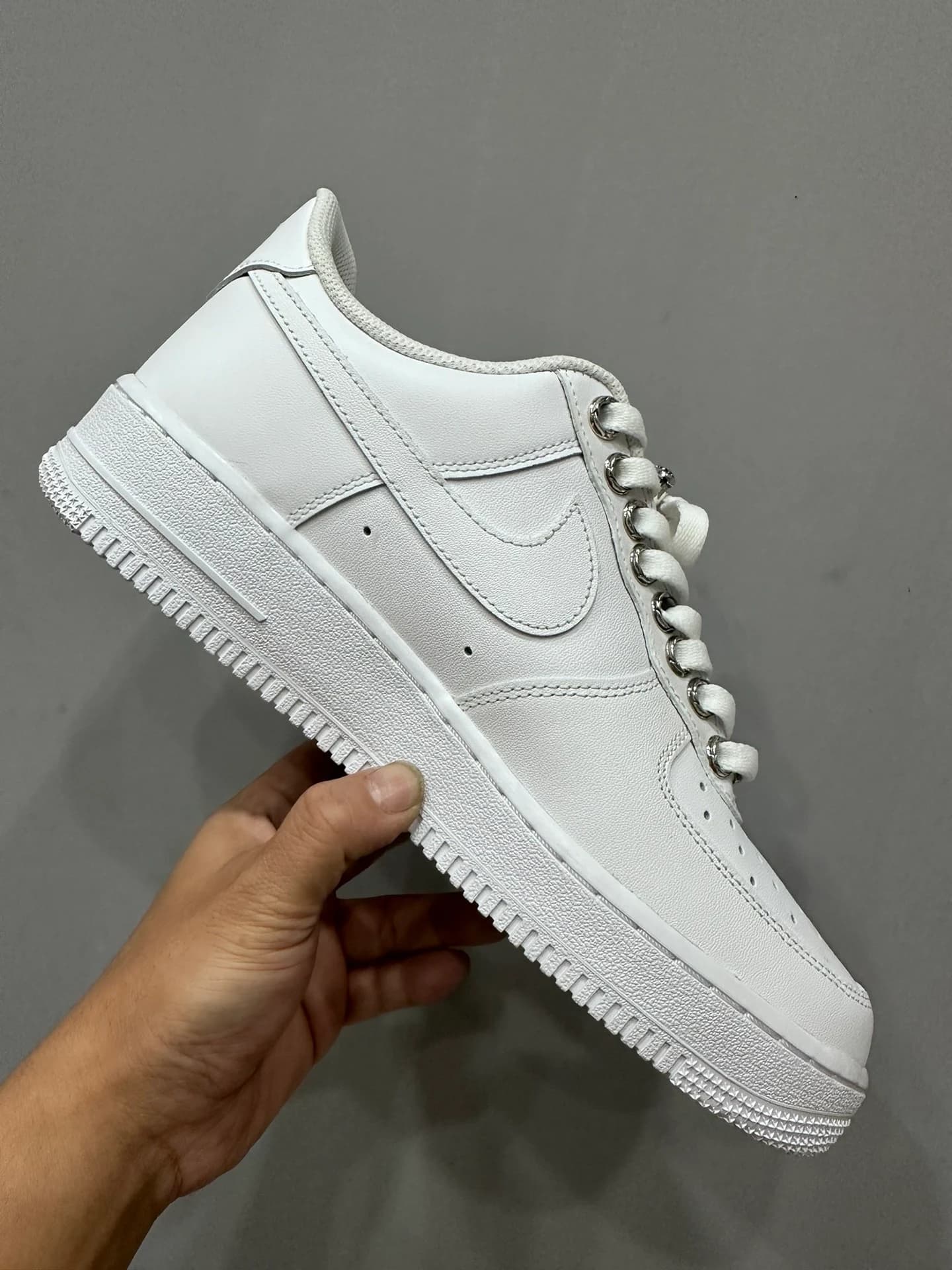 Профиль белых кроссовок Chrome Hearts x Nike Air Force 1