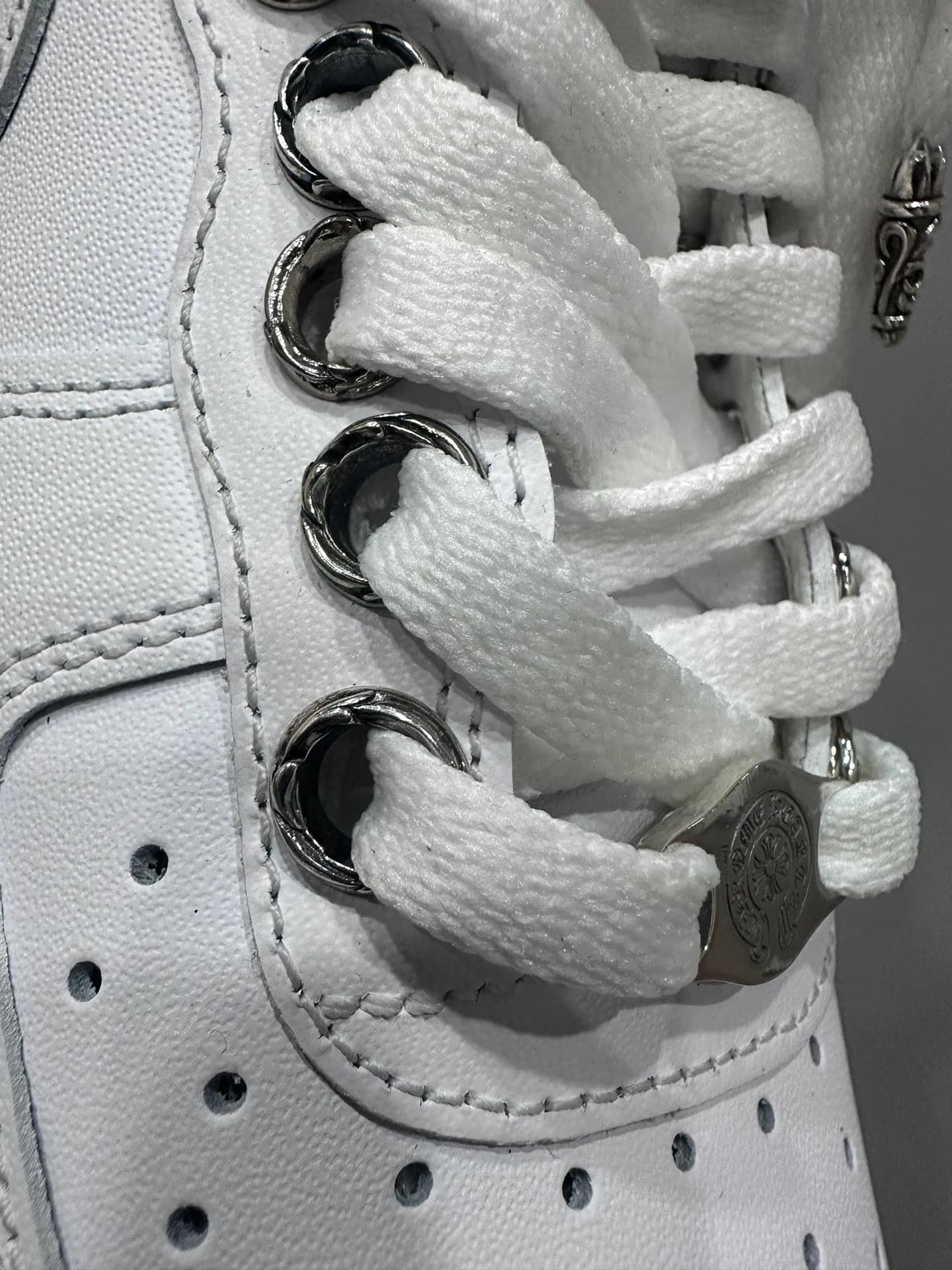 Крупный план серебряного дюбре Chrome Hearts на шнуровке кроссовок