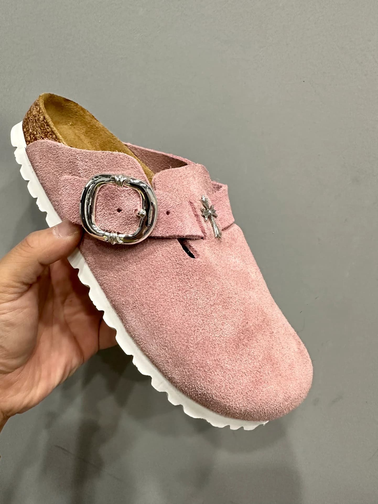 Сабо Chrome Hearts x Birkenstock Boston из розовой замши с серебряной пряжкой