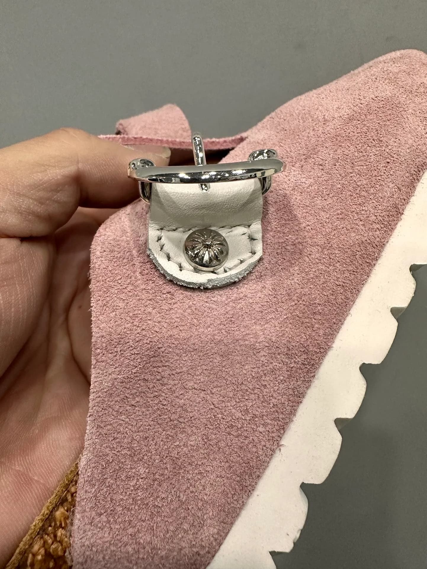 Крепление ремешка с серебряной кнопкой Chrome Hearts