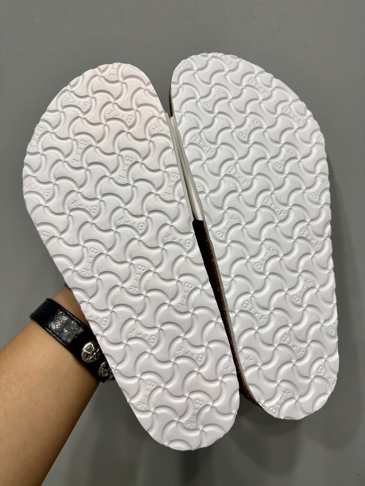 Белая рельефная подошва шлепанцев Chrome Hearts x Birkenstock